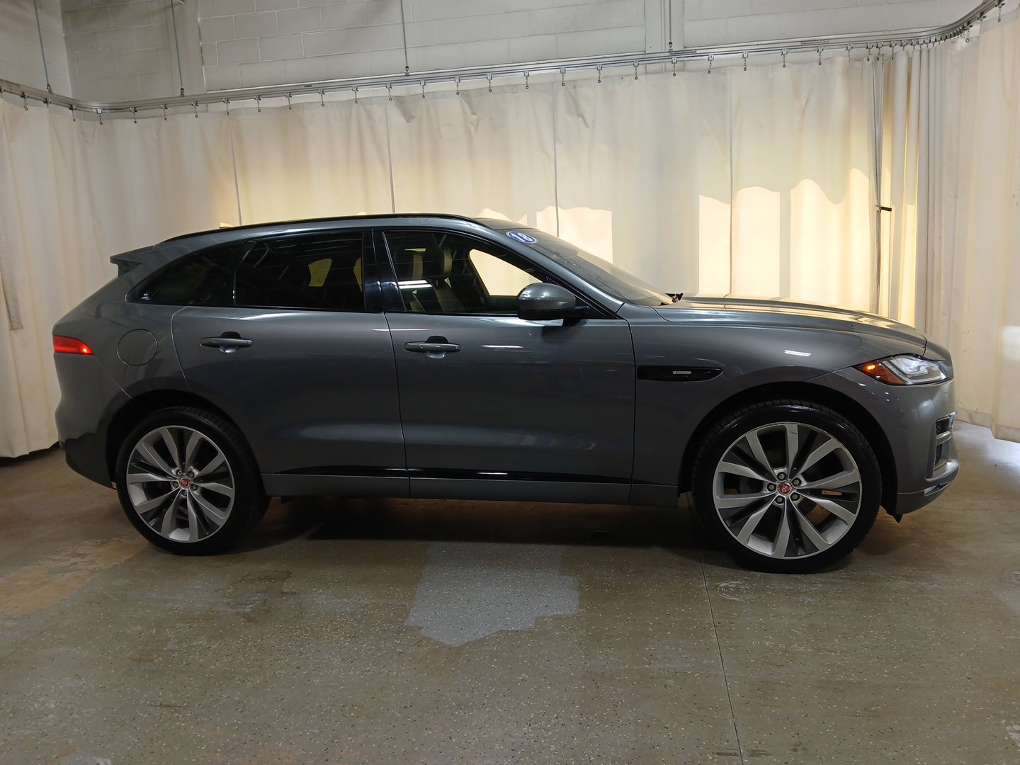 2018 Jaguar F-PACE R-Sport photo 3