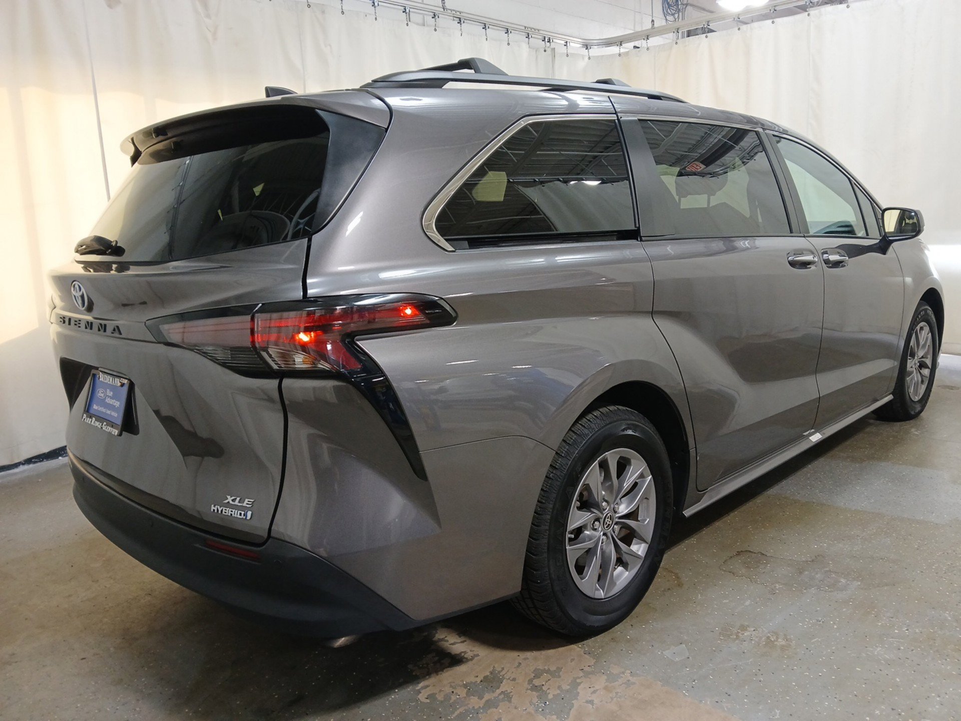 2023 Toyota Sienna XLE photo 4