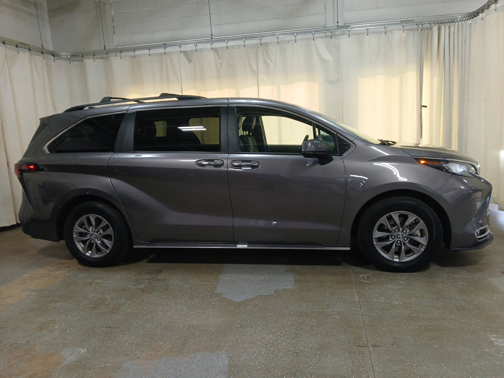 2023 Toyota Sienna XLE photo 3