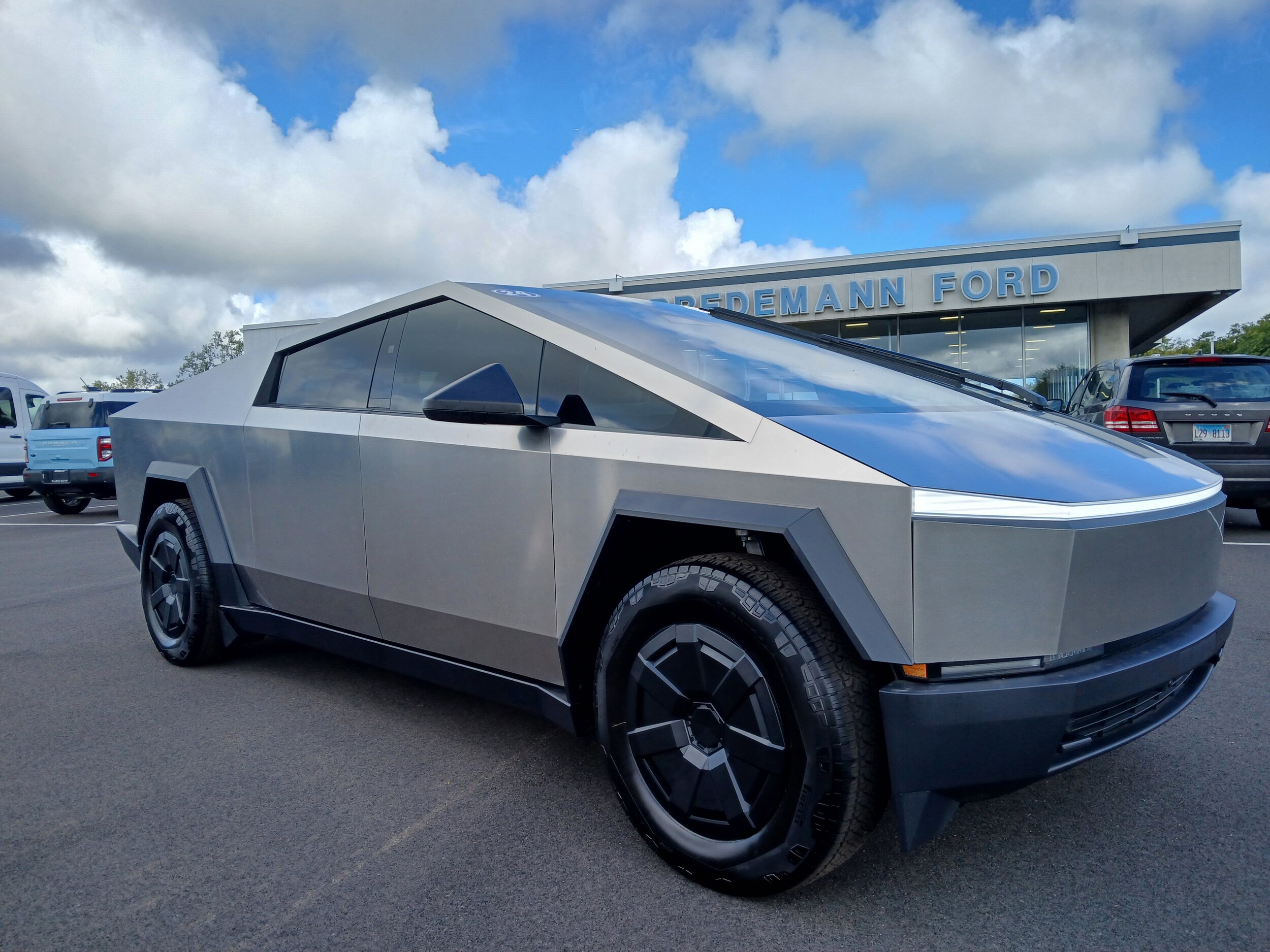 2024 Tesla Cybertruck photo 2