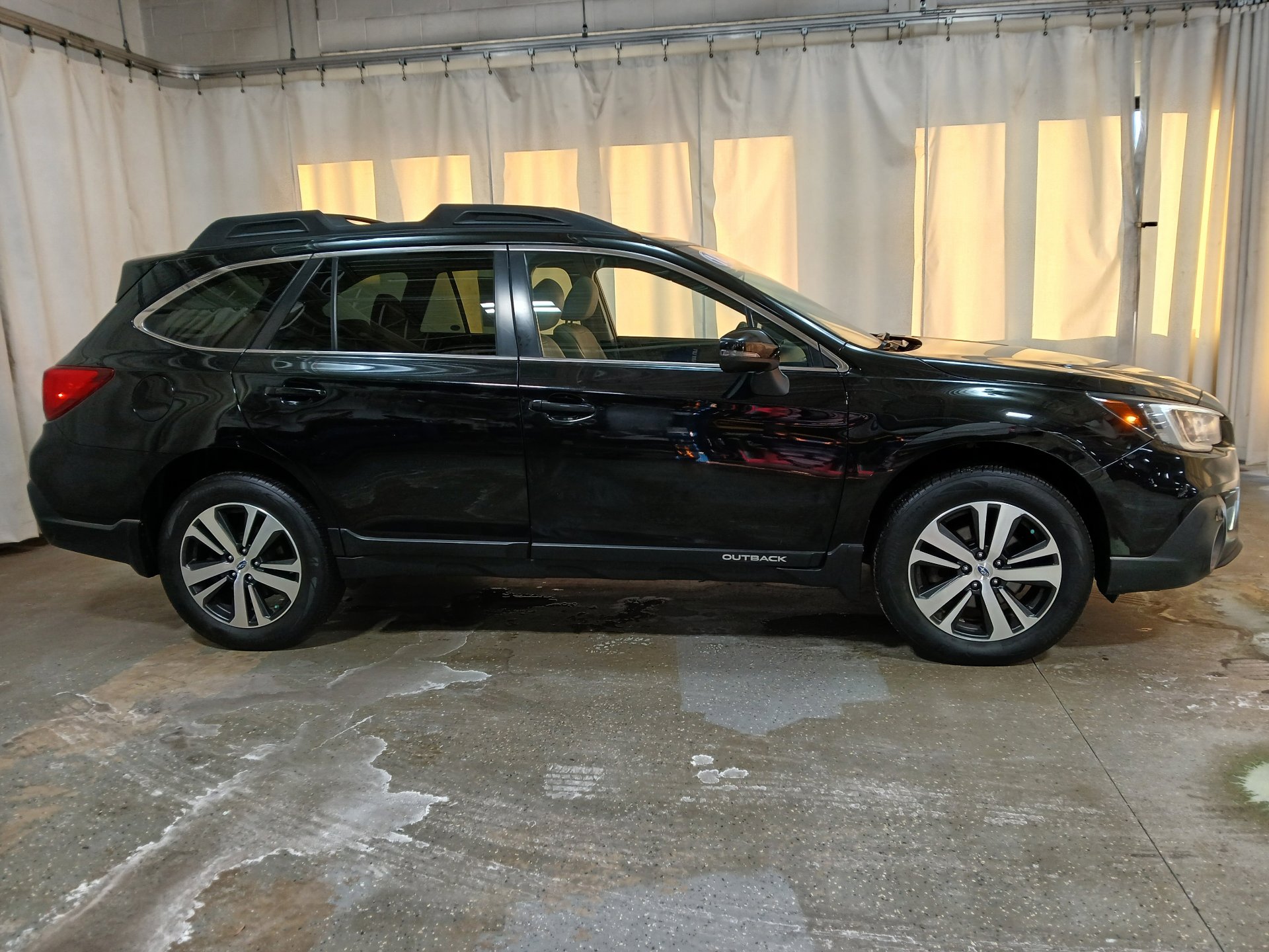 2018 Subaru Outback 2.5i Limited photo 2