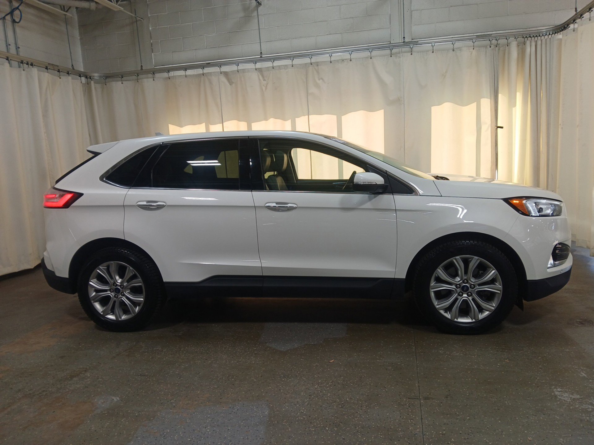 2020 Ford Edge Titanium photo 2