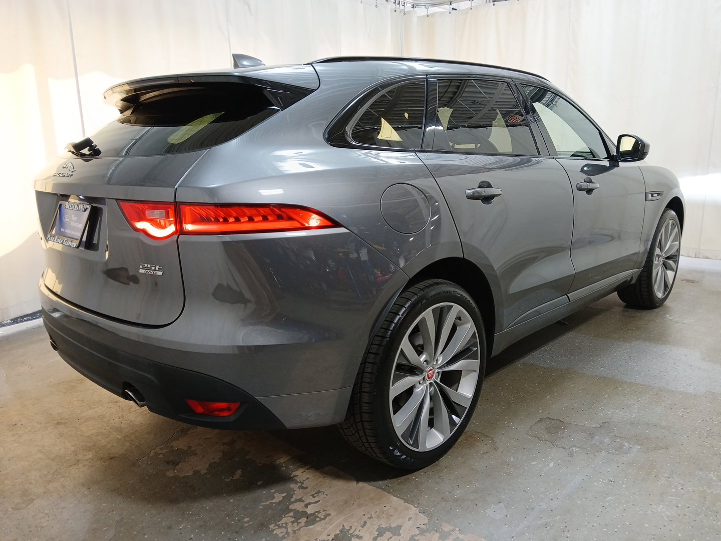 2018 Jaguar F-PACE R-Sport photo 4