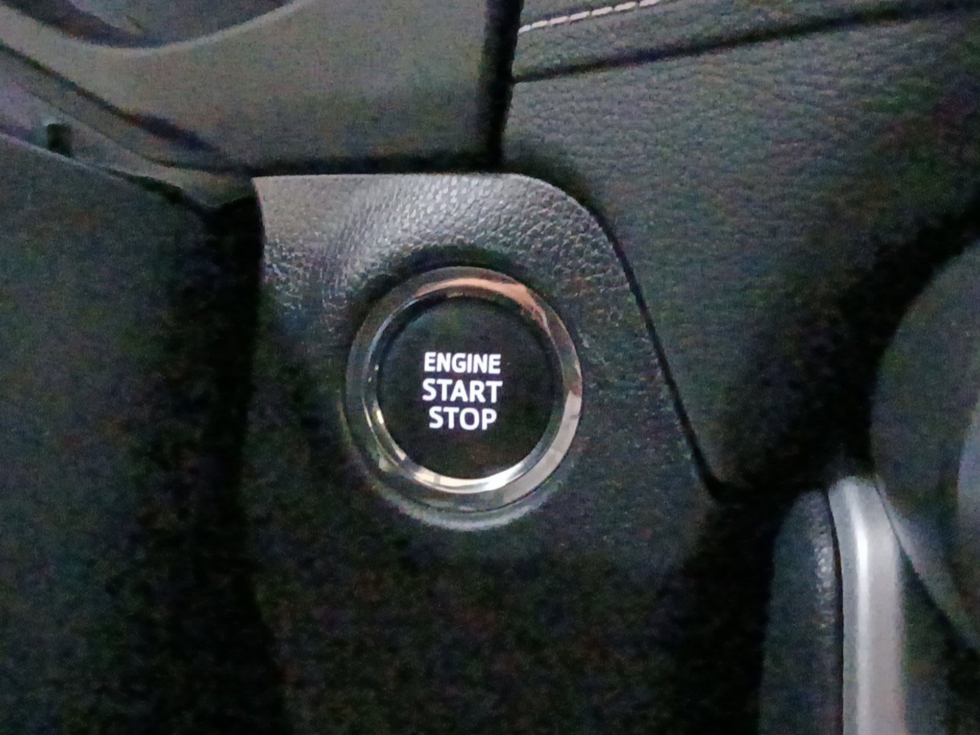 2025 Toyota RAV4 XLE - Photo 16