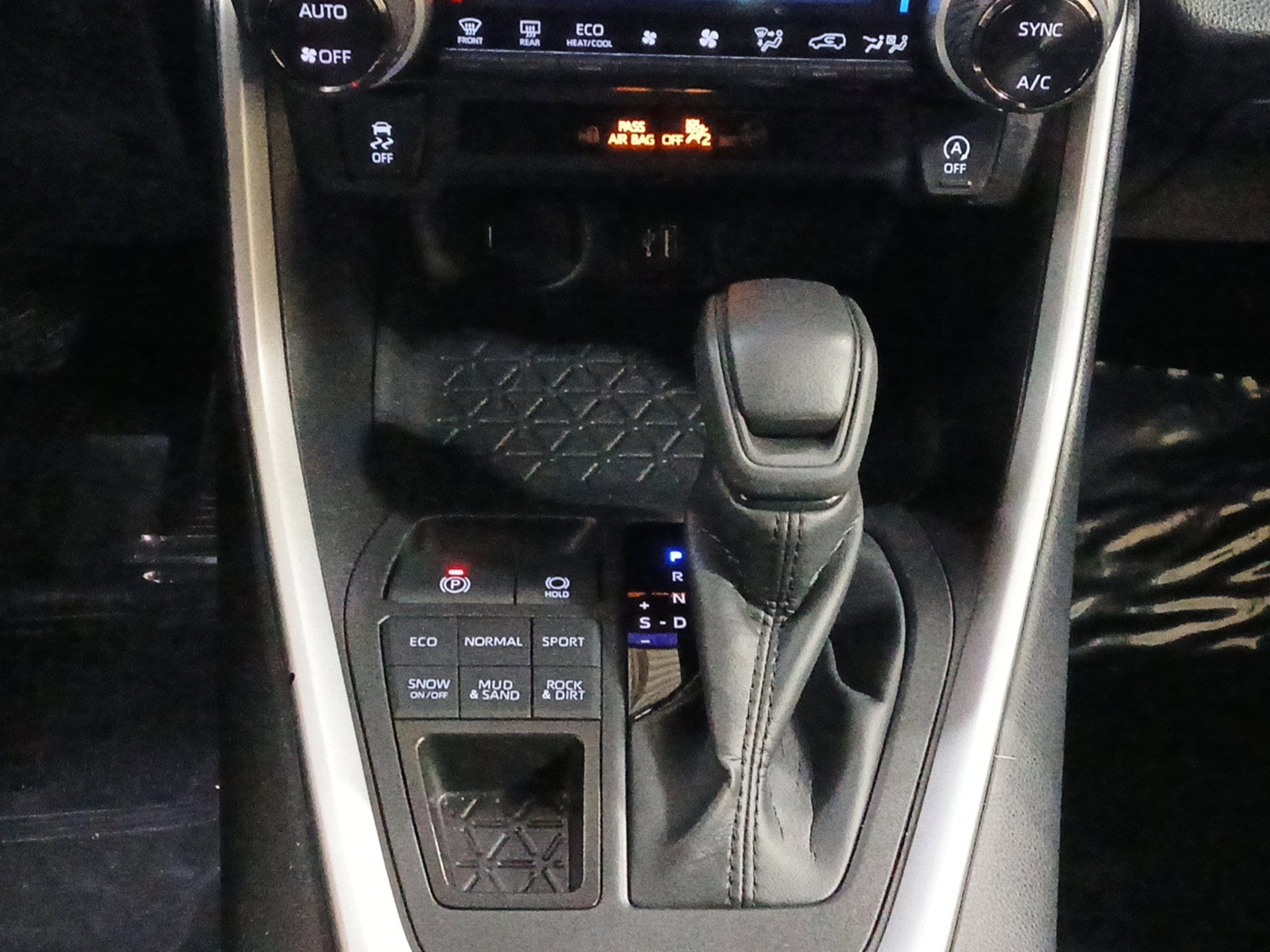 2025 Toyota RAV4 XLE - Photo 13