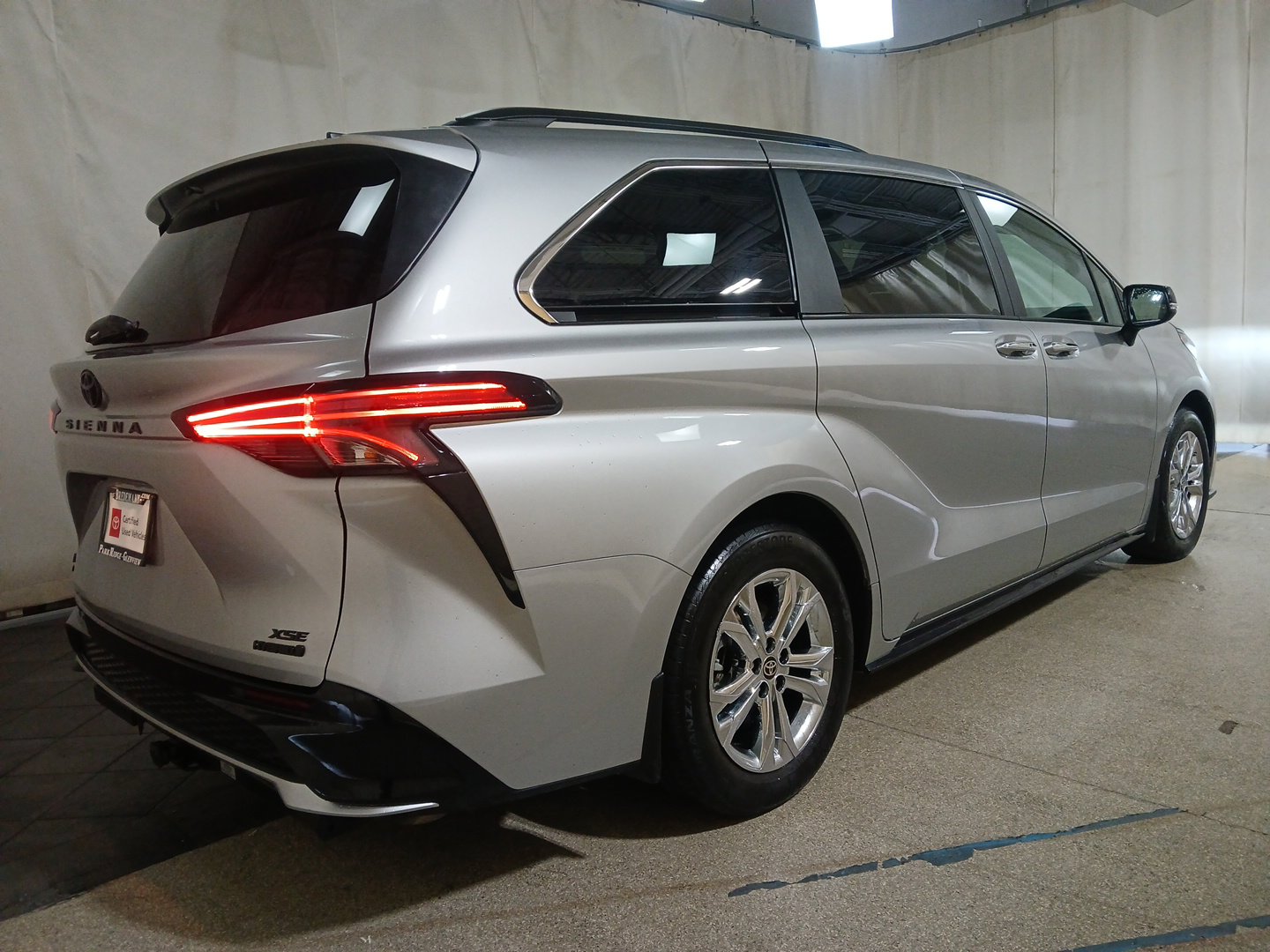 2023 Toyota Sienna XSE XLE photo 4