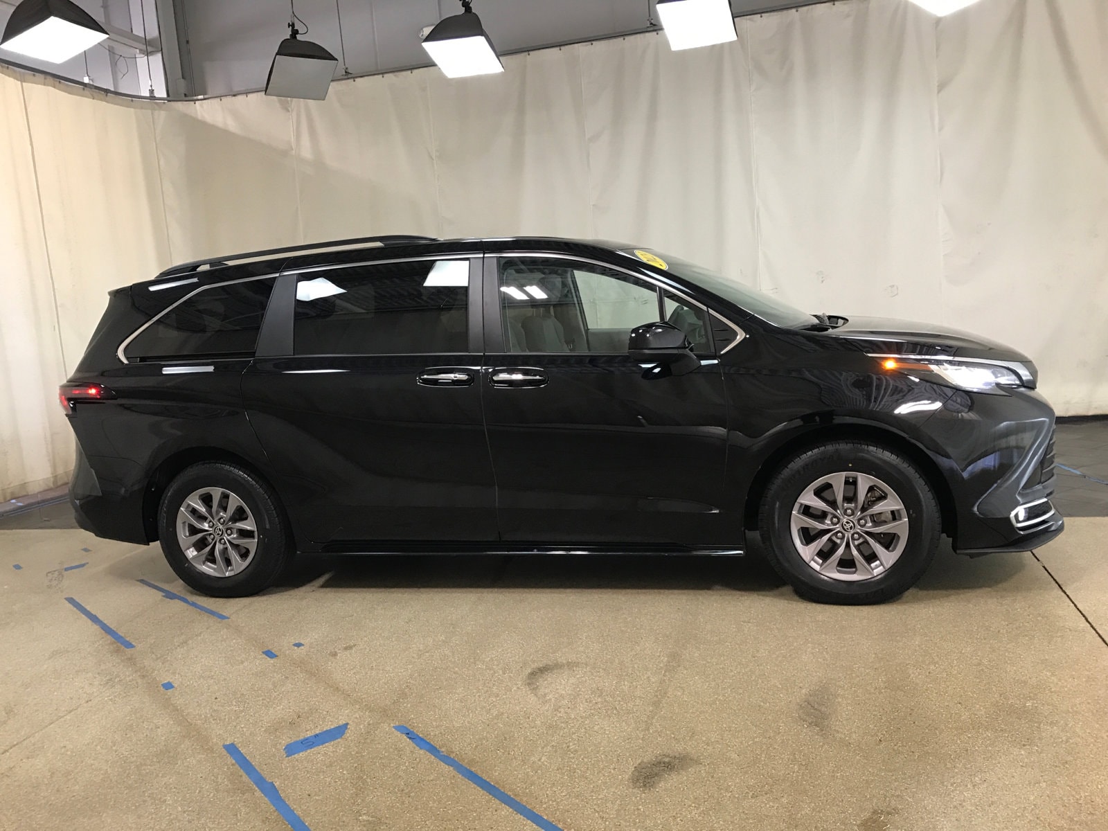 Certified 2023 Toyota Sienna XLE with VIN 5TDYRKEC3PS172442 for sale in Park Ridge, IL