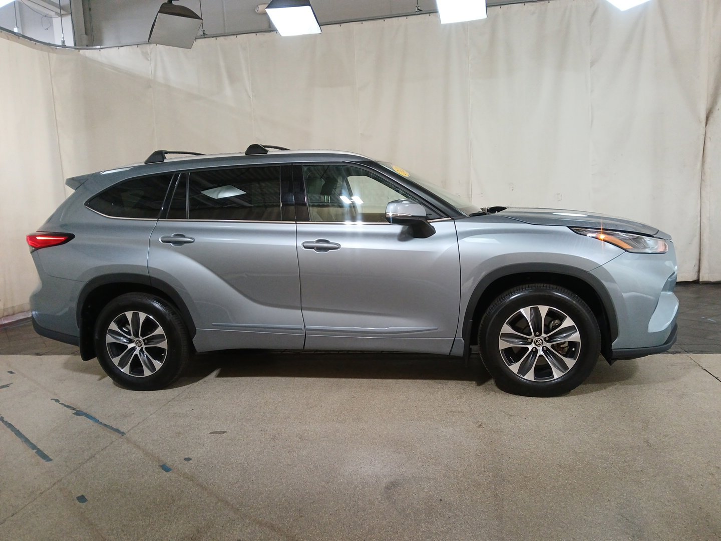 2022 Toyota Highlander XLE photo 2