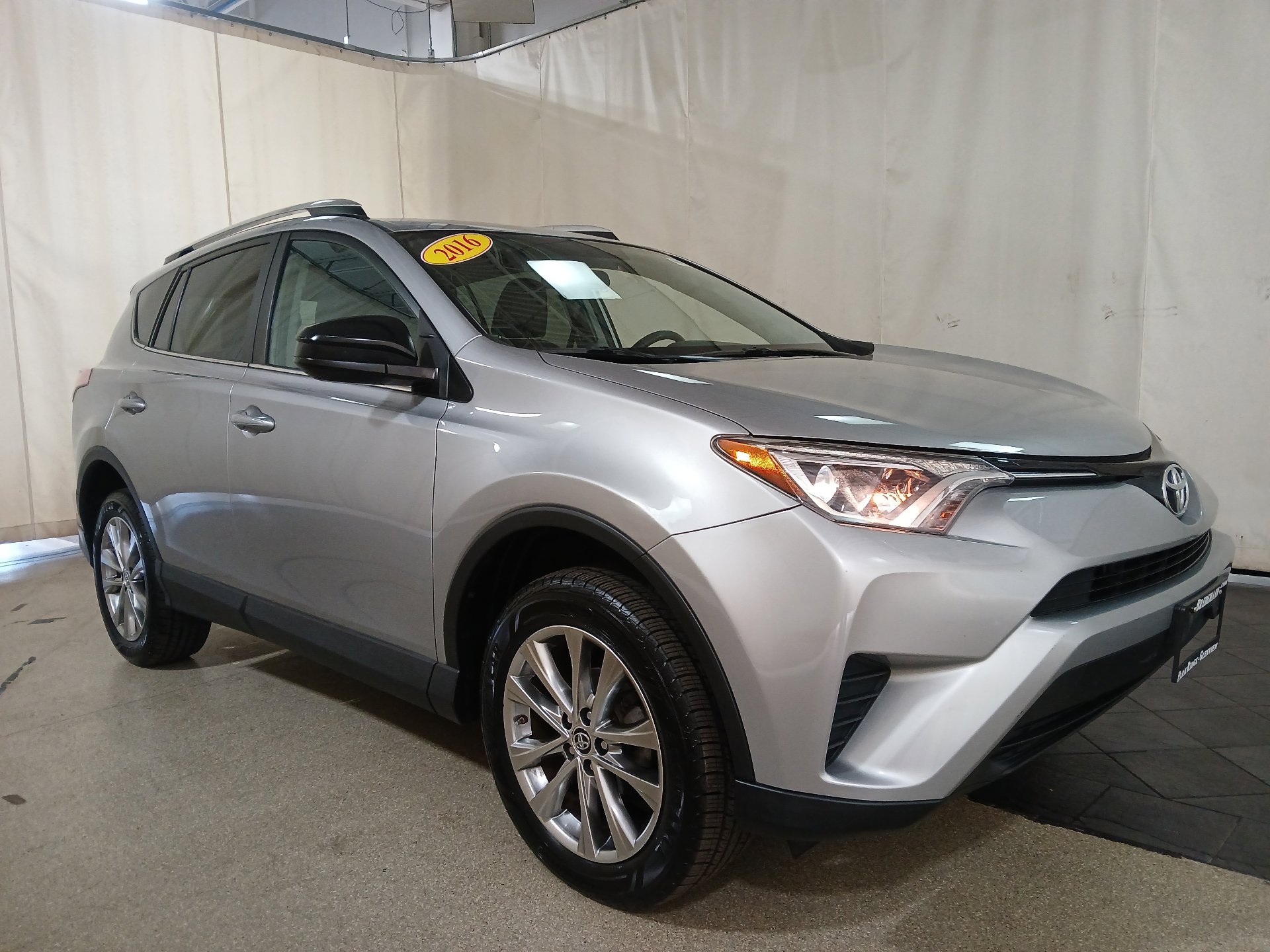 2016 Toyota RAV4 LE photo 2