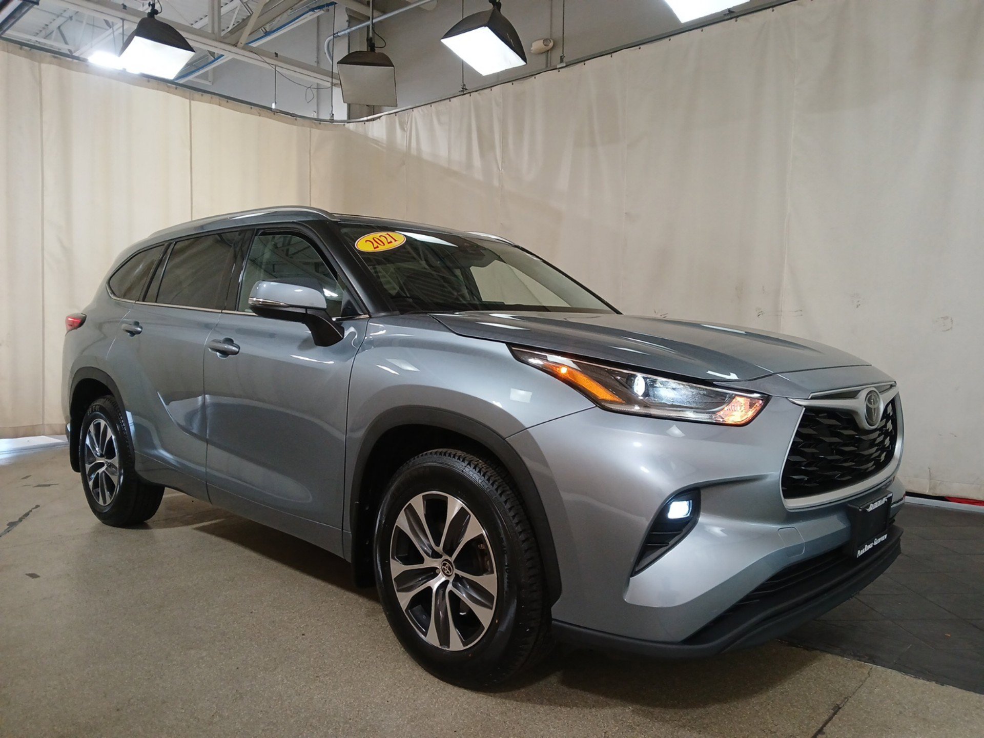2021 Toyota Highlander XLE photo 2