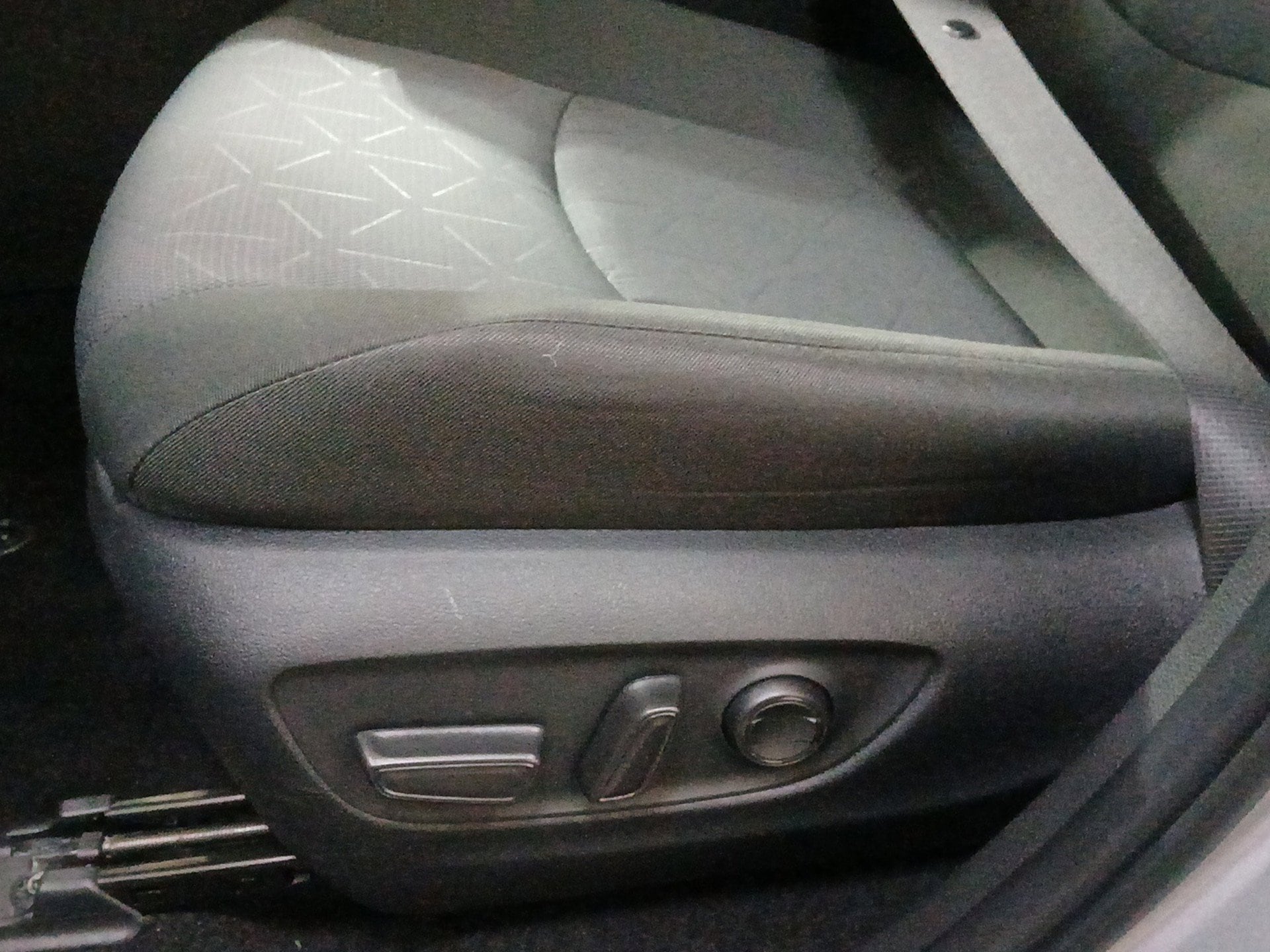 2025 Toyota RAV4 XLE - Photo 19