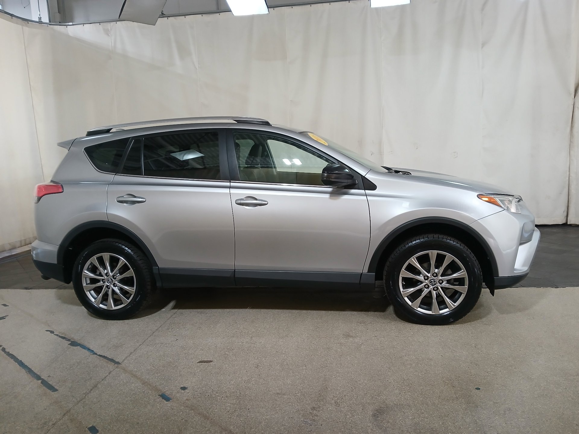 2016 Toyota RAV4 LE photo 3