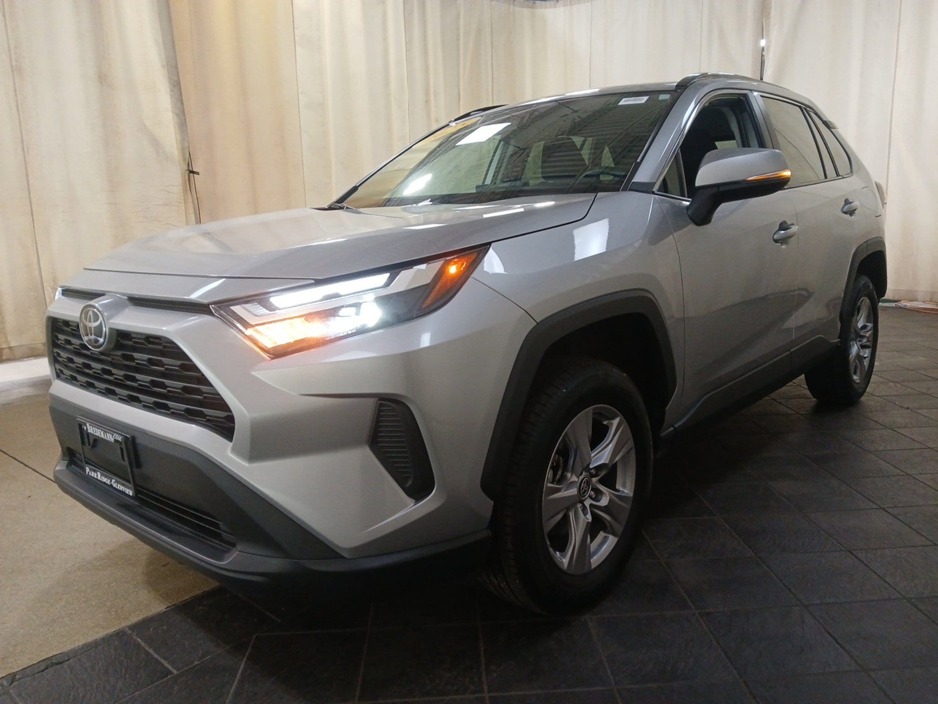 2025 Toyota RAV4 XLE - Photo 6