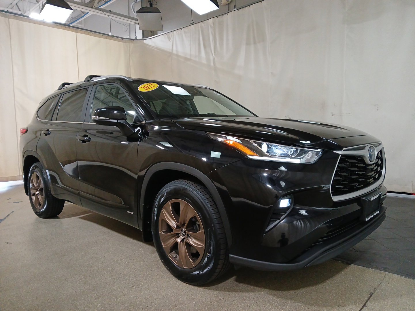 2023 Toyota Highlander Hybrid Bronze Edition photo 2
