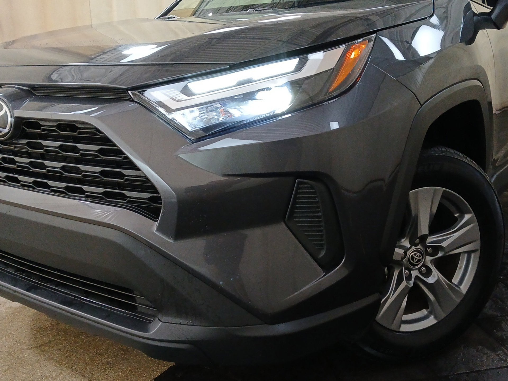 2025 Toyota RAV4 XLE - Photo 28