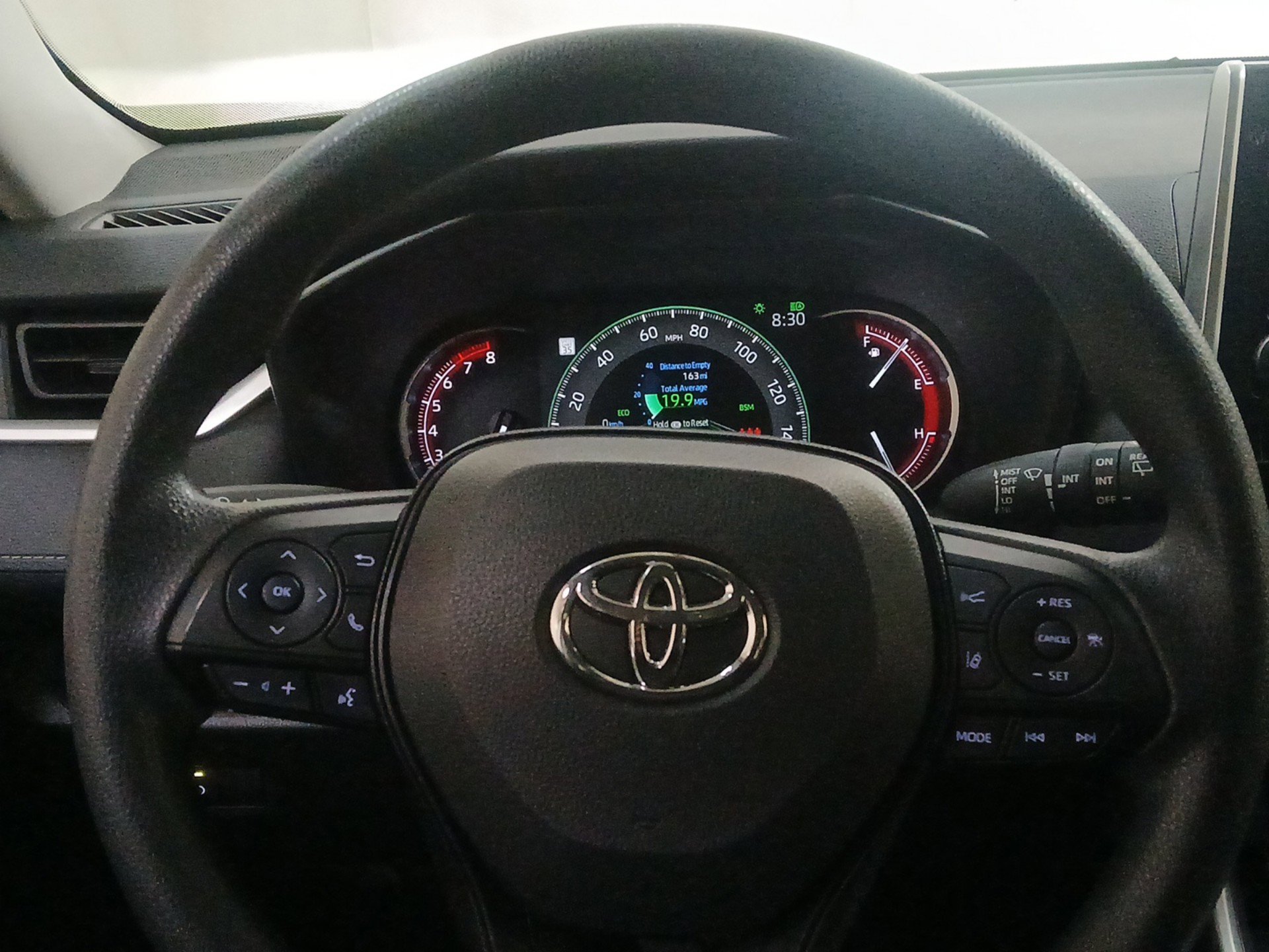 2025 Toyota RAV4 XLE - Photo 11
