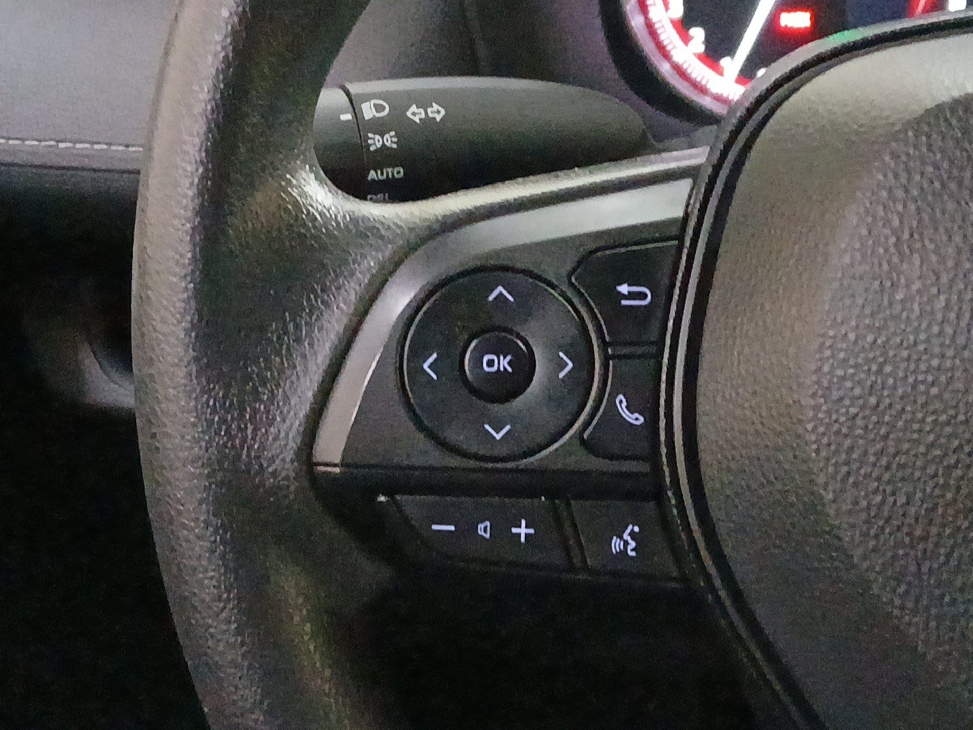 2025 Toyota RAV4 XLE - Photo 9