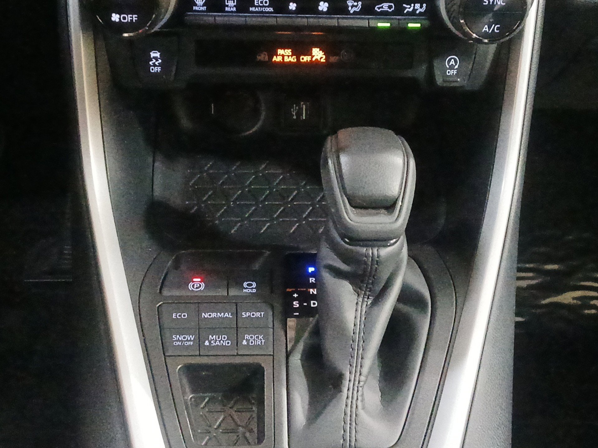 2025 Toyota RAV4 XLE - Photo 13