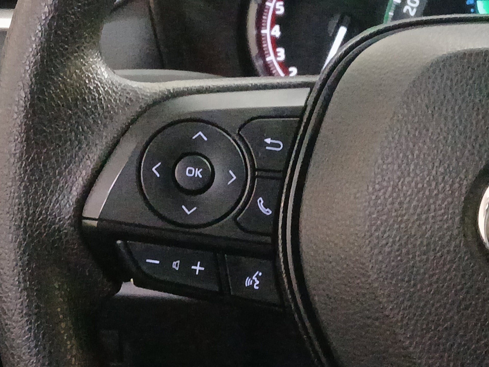 2025 Toyota RAV4 XLE - Photo 9