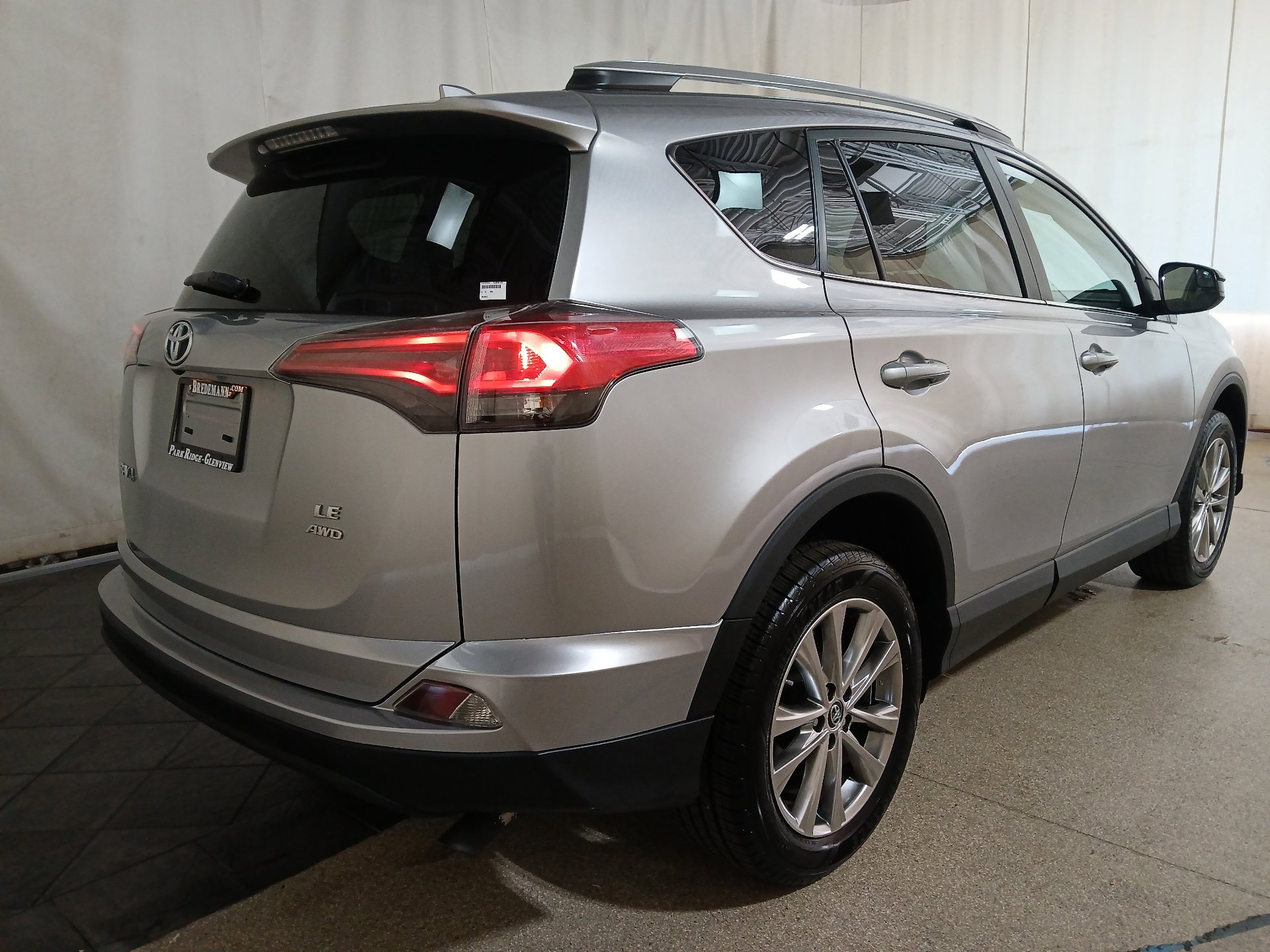 2016 Toyota RAV4 LE photo 4