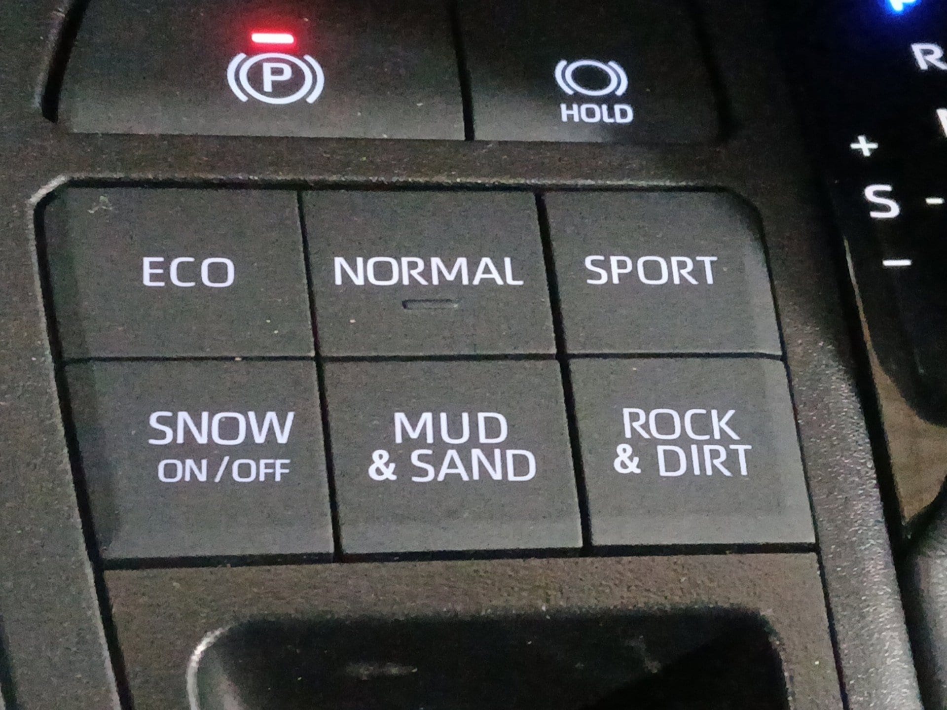 2025 Toyota RAV4 XLE - Photo 15