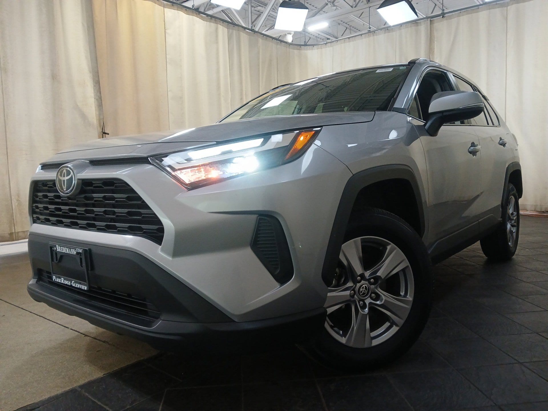 2025 Toyota RAV4 XLE - Photo 28