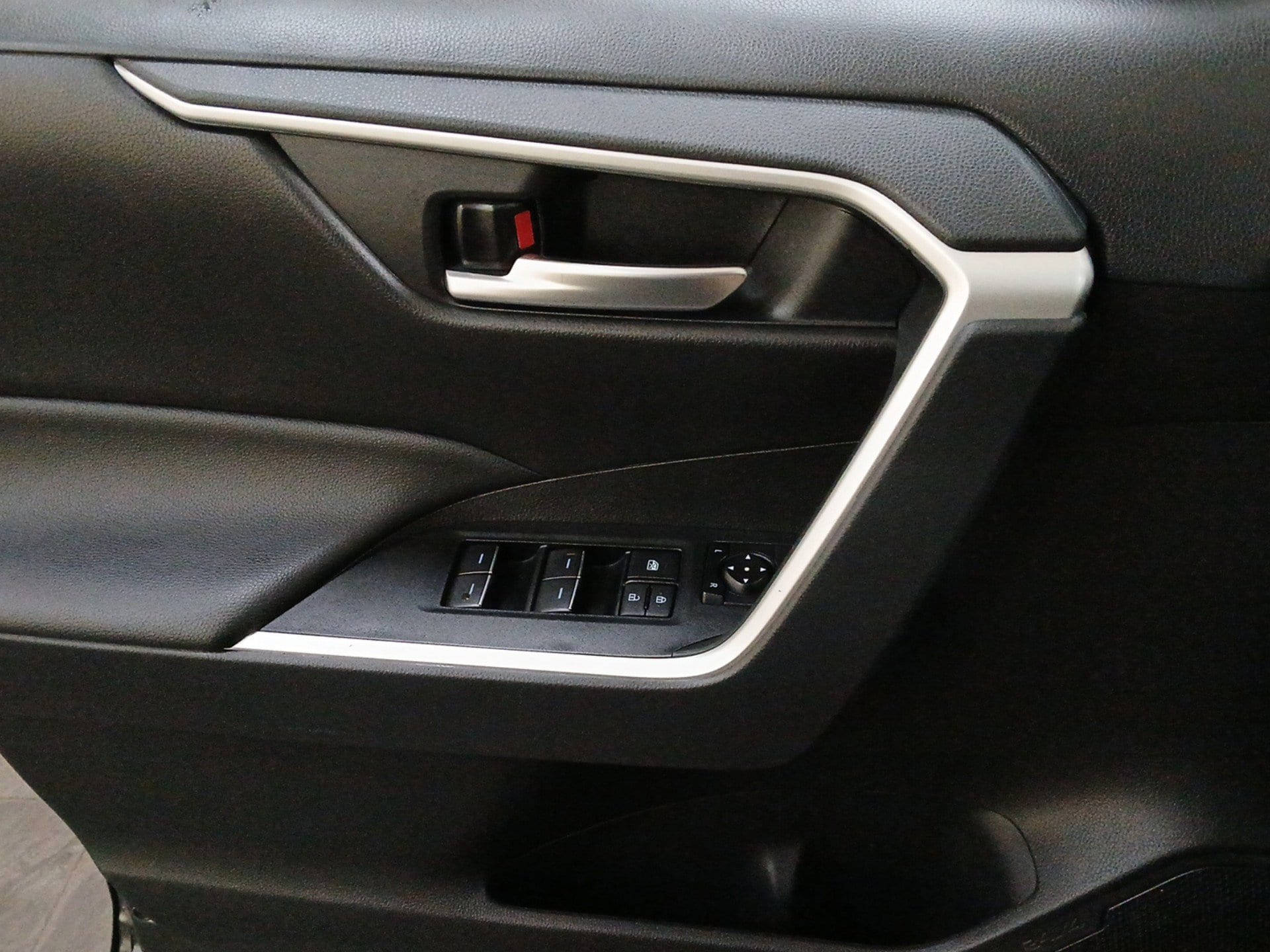2025 Toyota RAV4 XLE - Photo 17