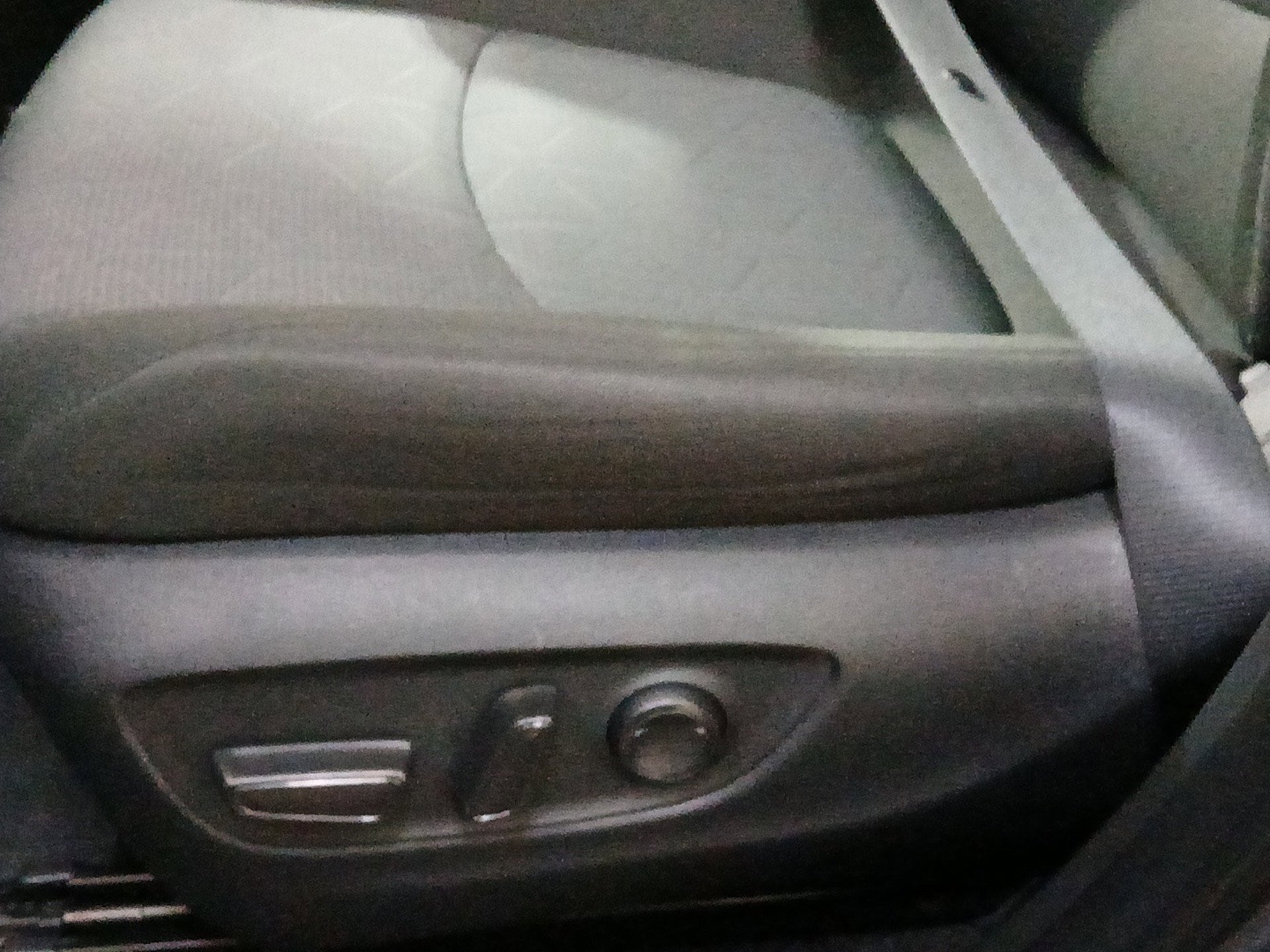 2025 Toyota RAV4 XLE - Photo 19