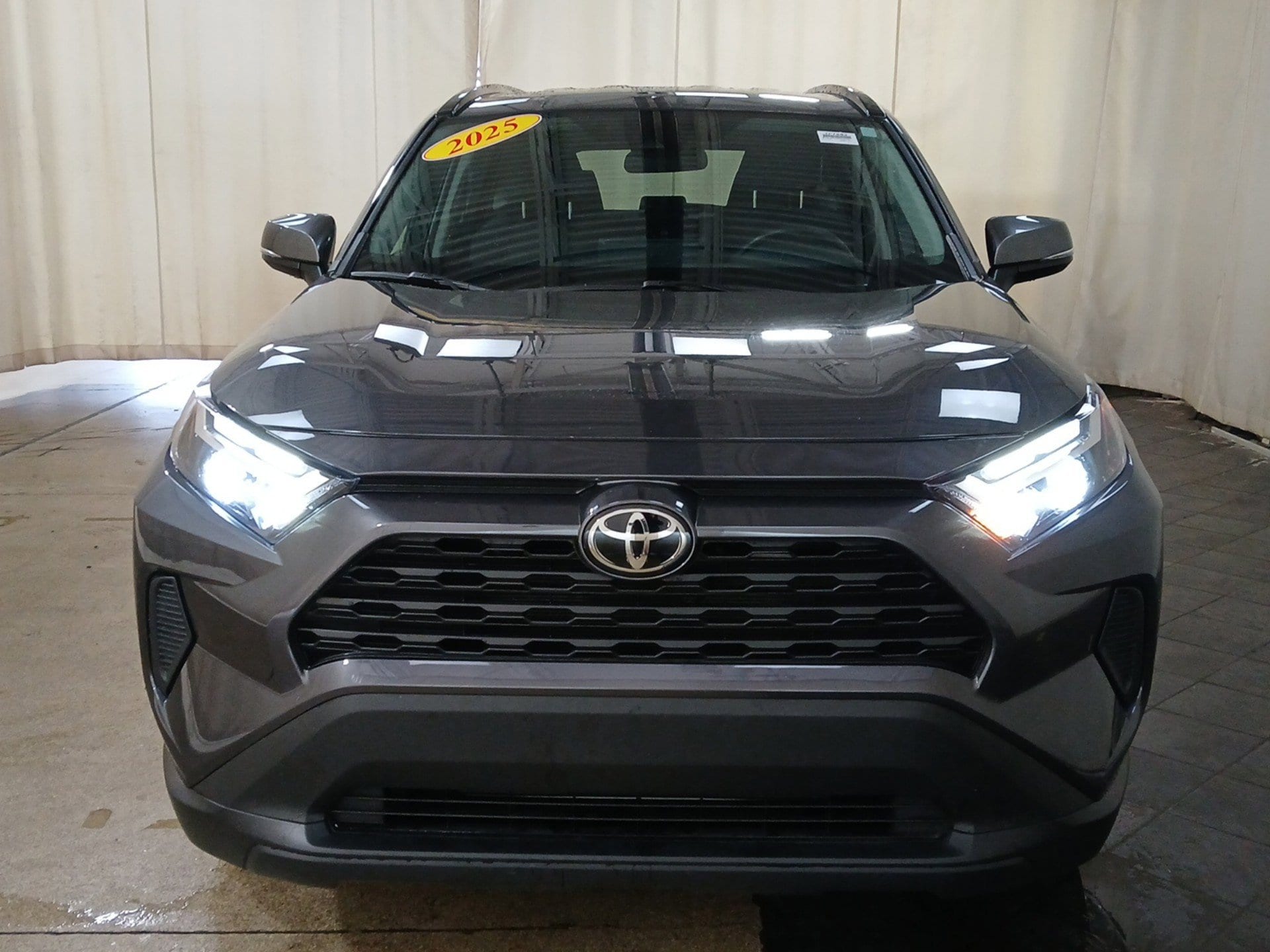 2025 Toyota RAV4 XLE - Photo 29