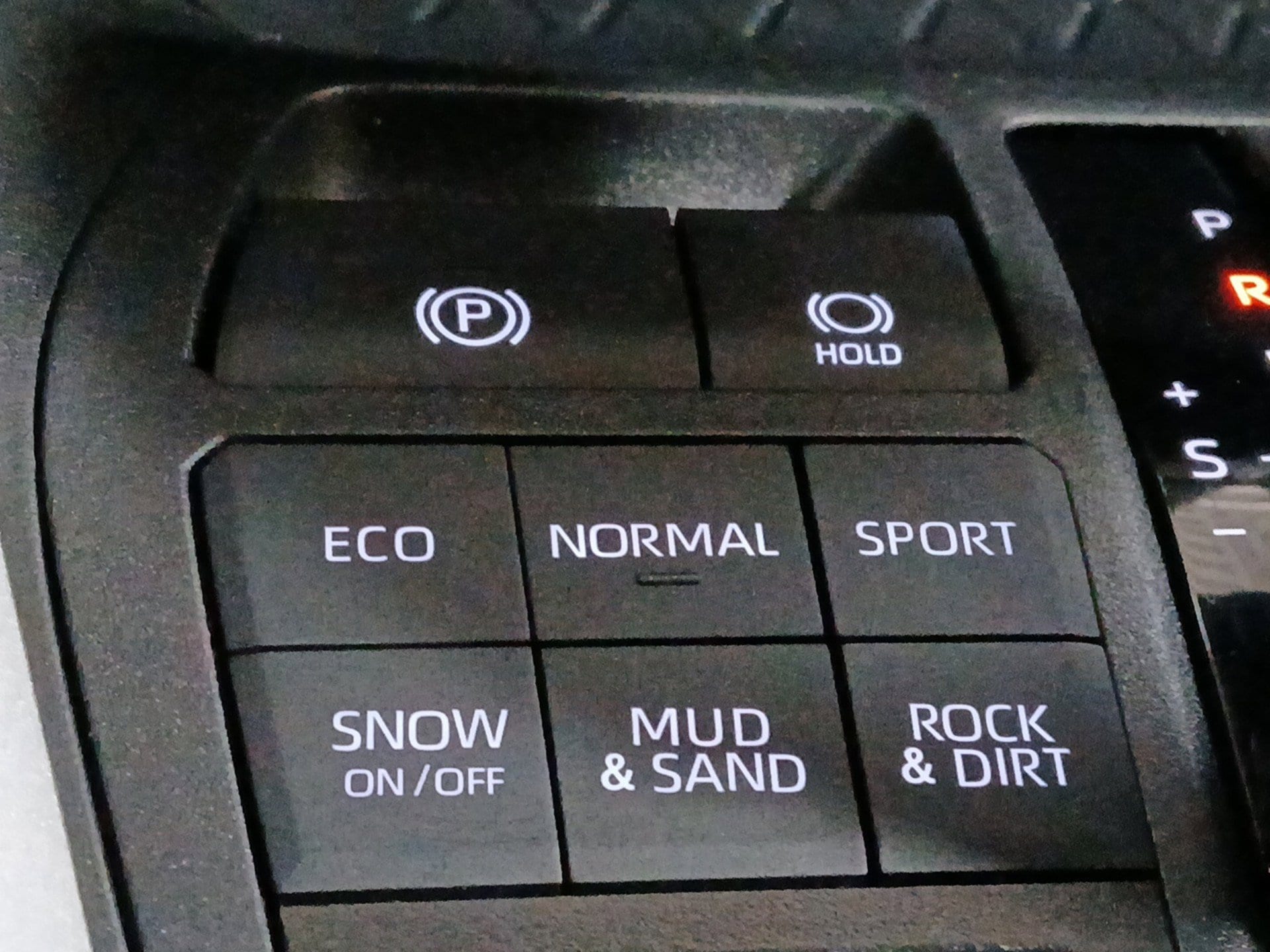 2025 Toyota RAV4 XLE - Photo 15