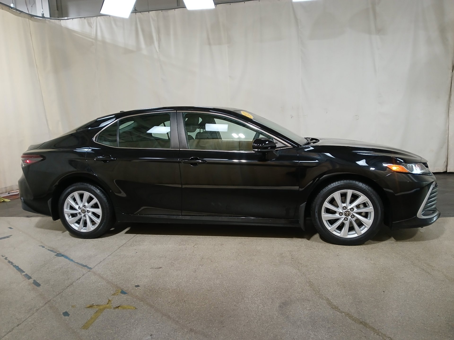 2022 Toyota Camry LE photo 3