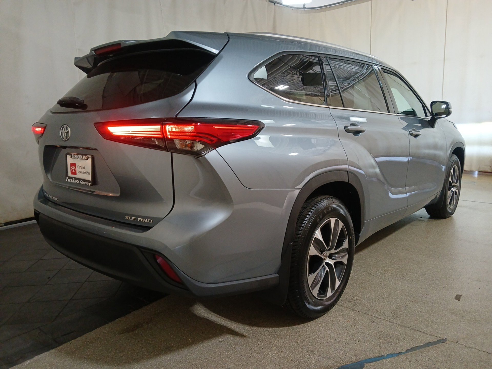 2021 Toyota Highlander XLE photo 4