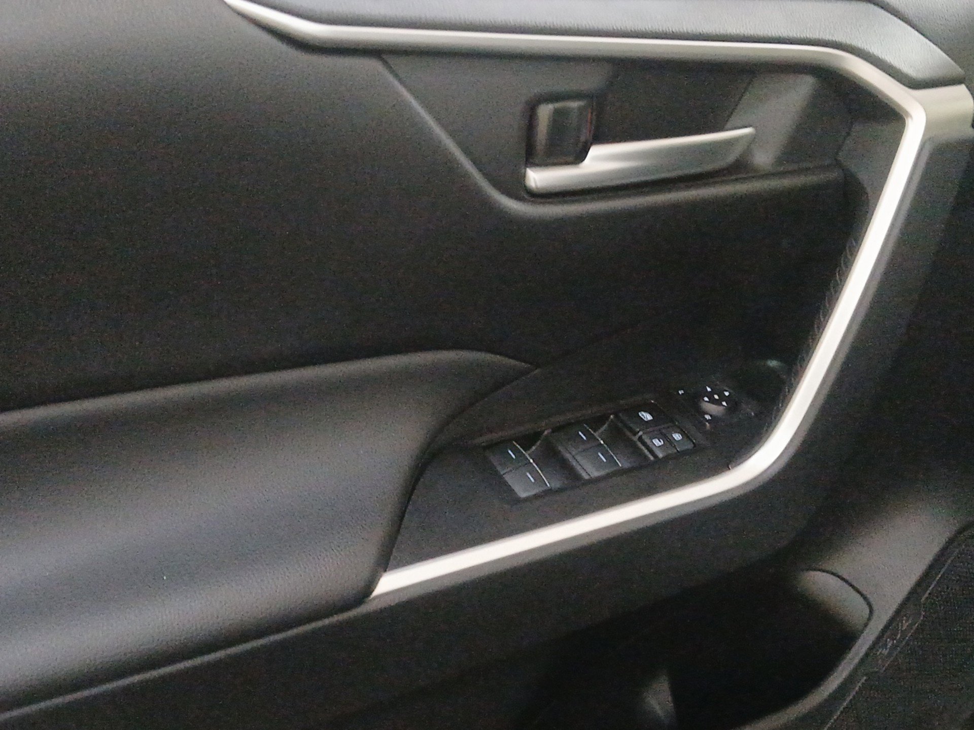 2025 Toyota RAV4 XLE - Photo 17