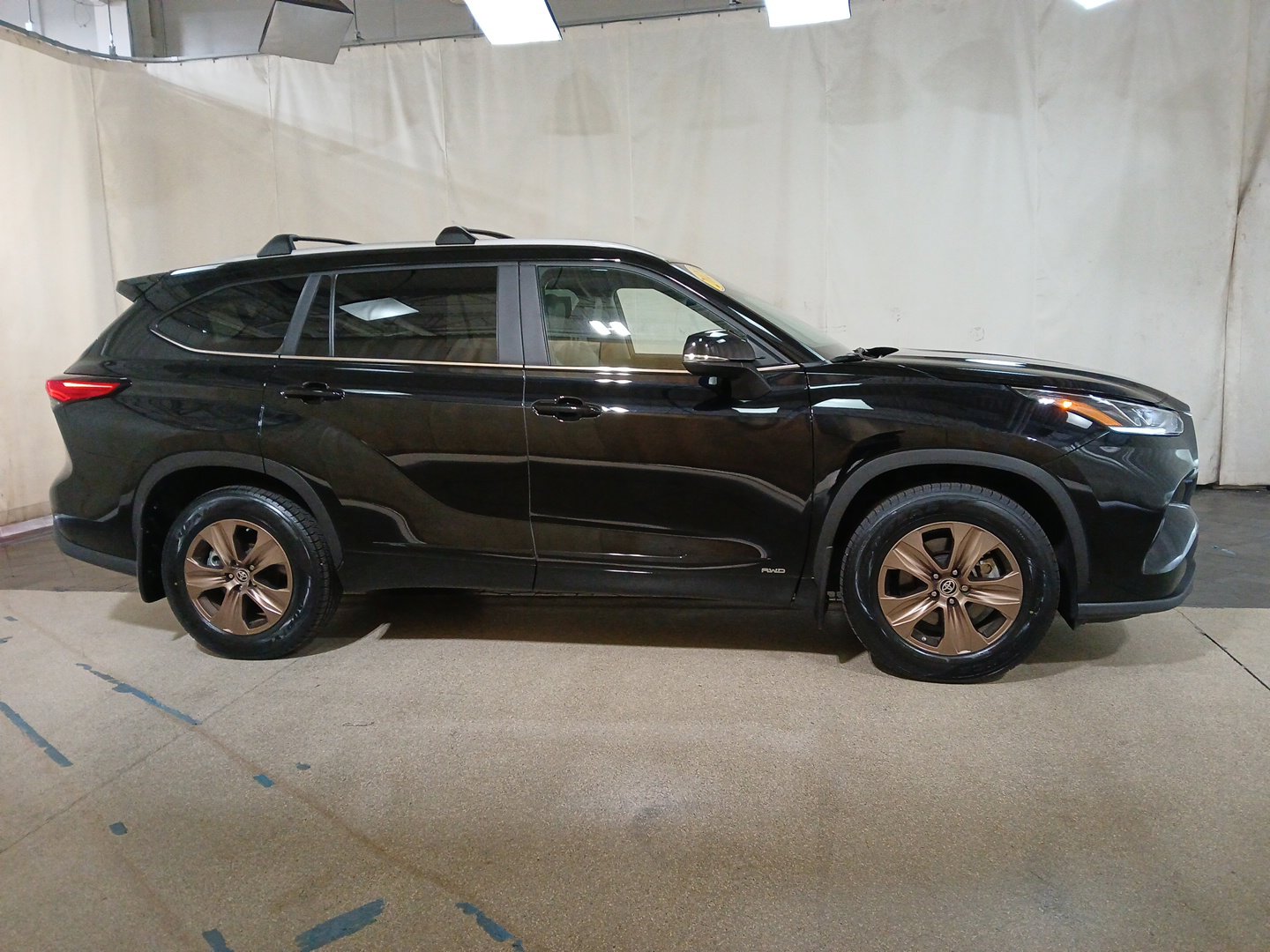 2023 Toyota Highlander Hybrid Bronze Edition photo 3