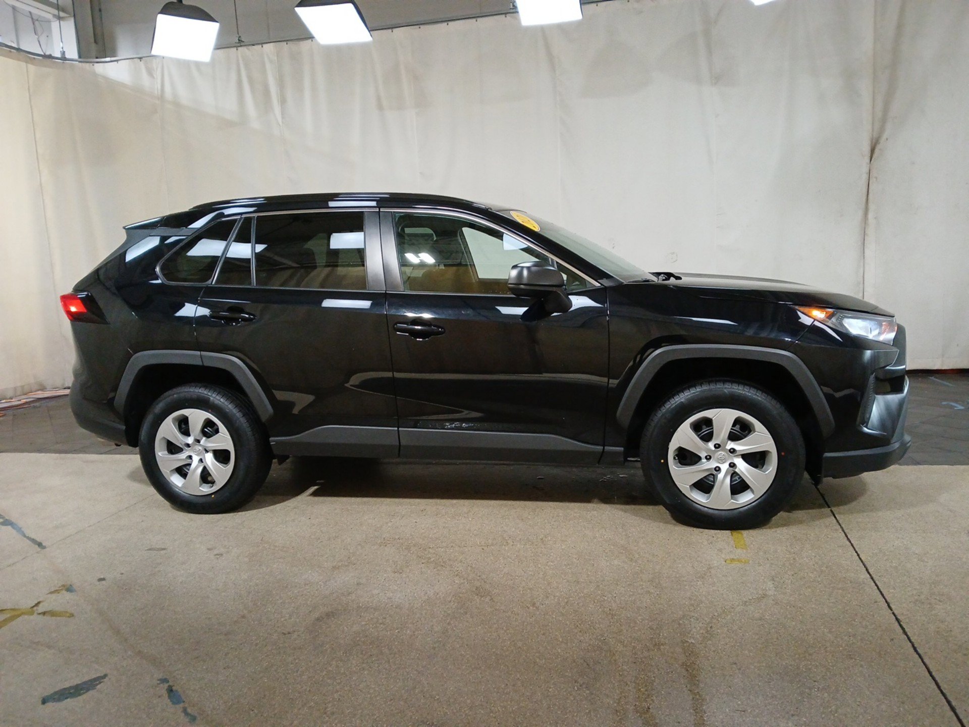 2020 Toyota RAV4 LE photo 2