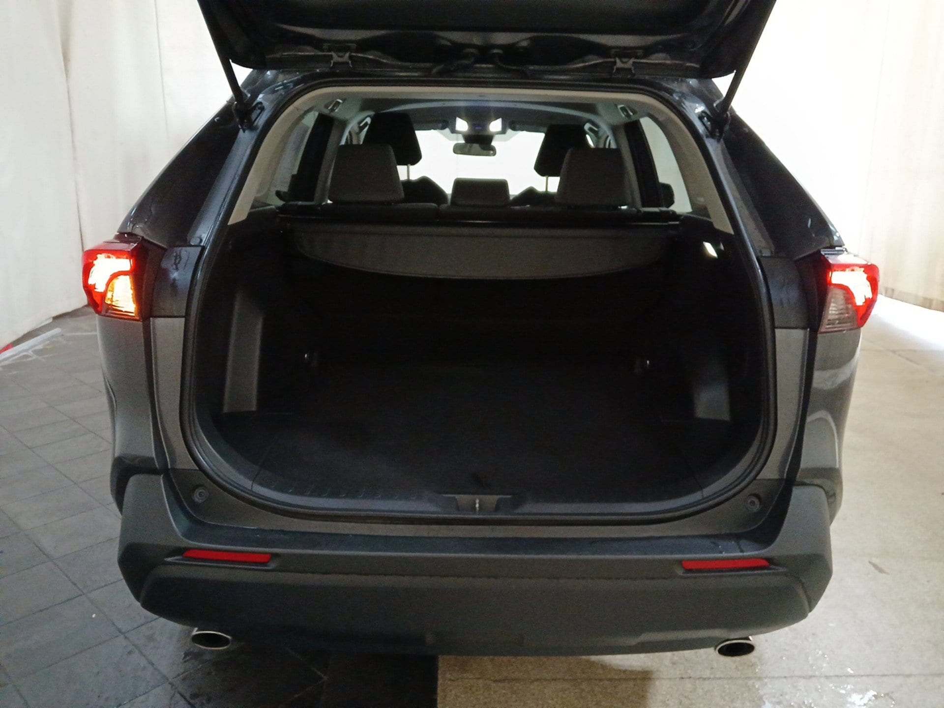 2025 Toyota RAV4 XLE - Photo 23