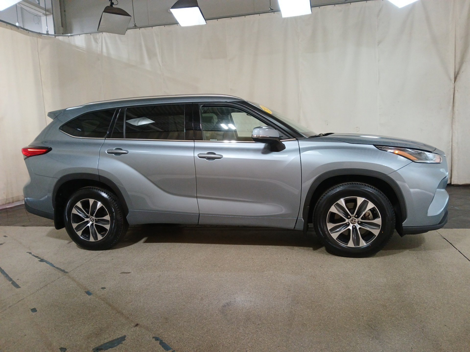 2021 Toyota Highlander XLE photo 3