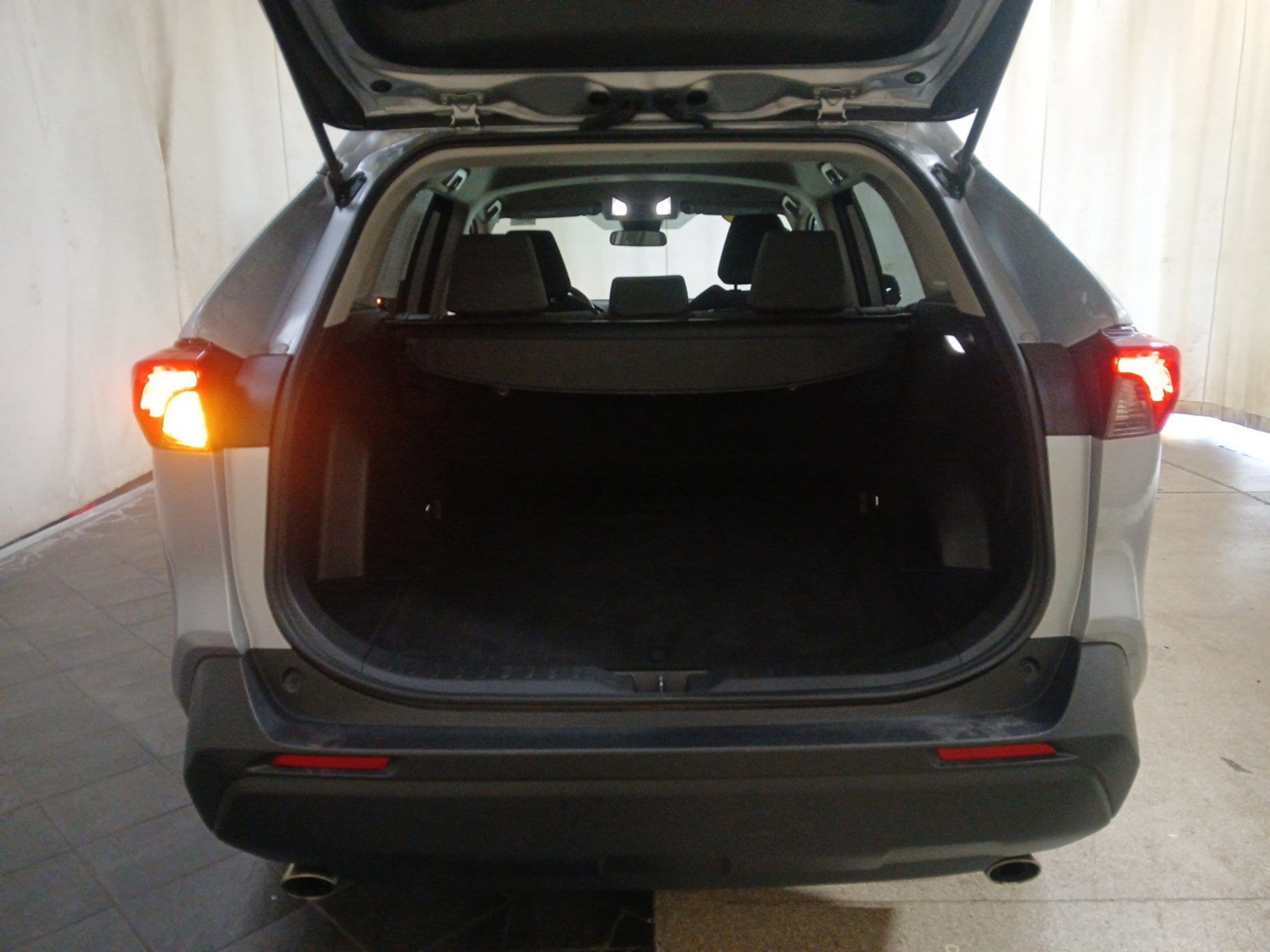 2025 Toyota RAV4 XLE - Photo 23