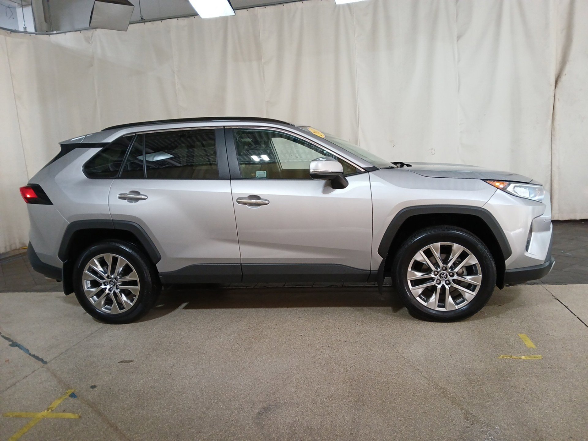 2019 Toyota RAV4 Limited photo 3