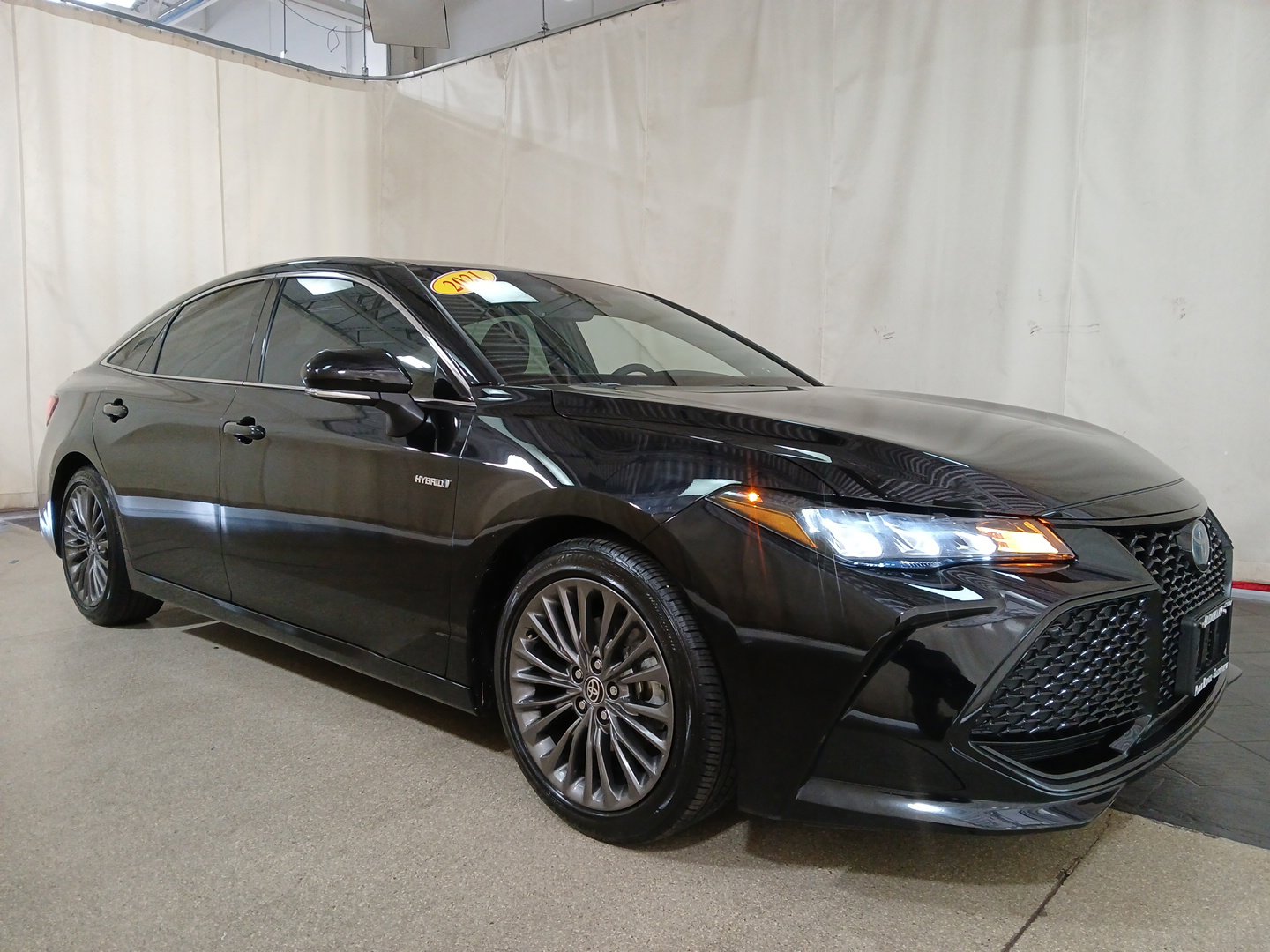 2021 Toyota Avalon Hybrid XSE photo 2
