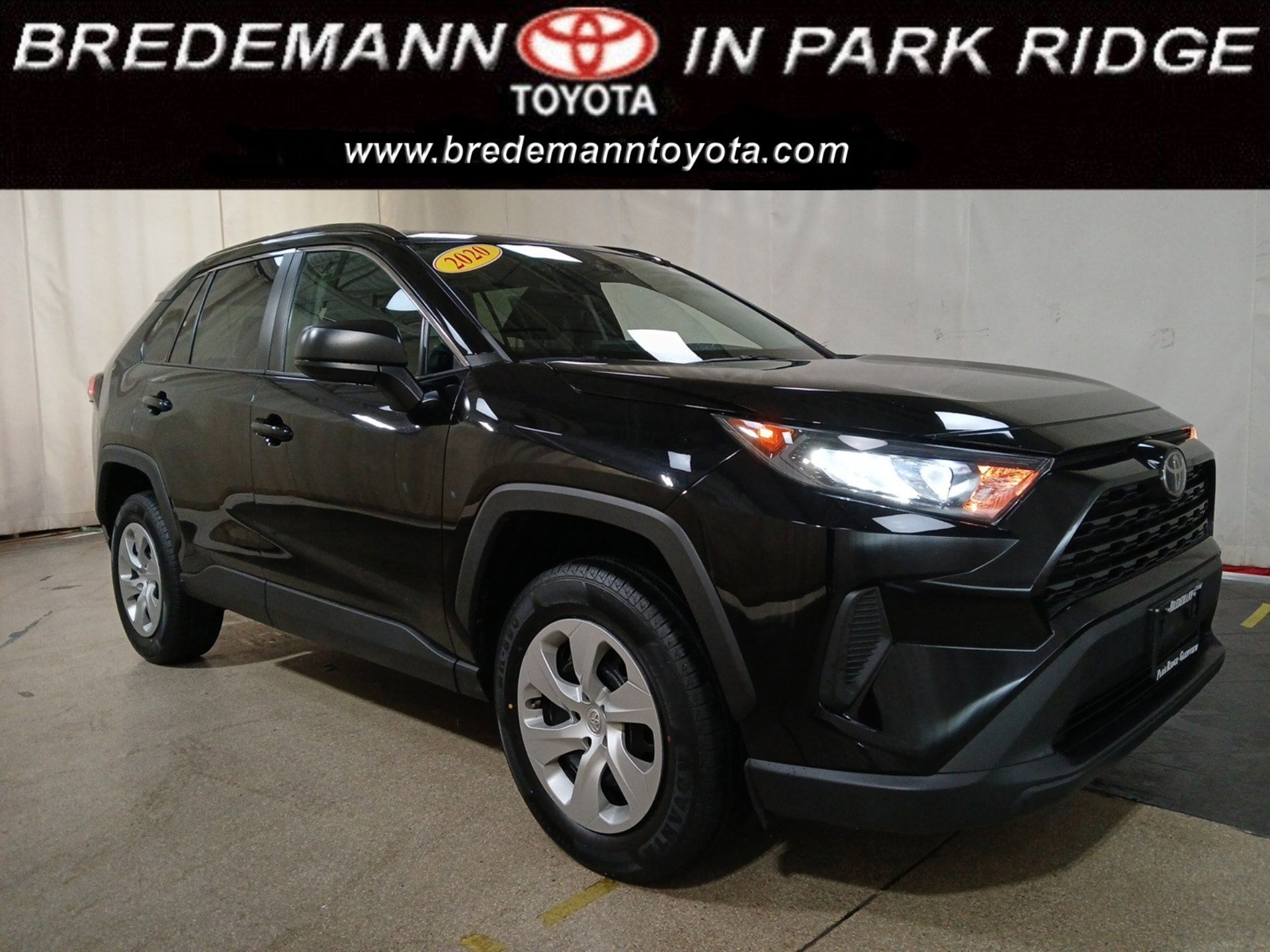 2020 Toyota RAV4 LE's photo