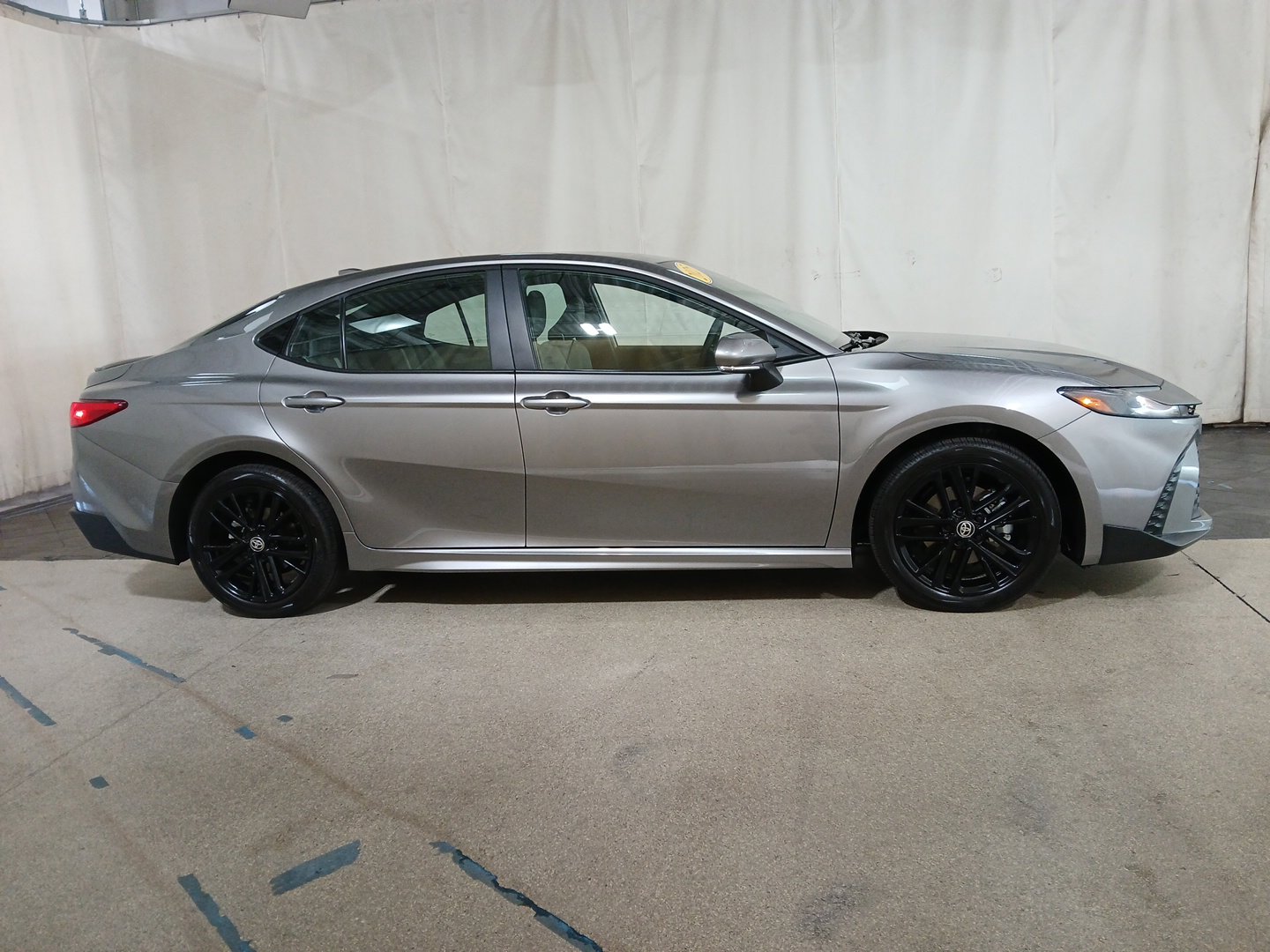 2025 Toyota Camry SE photo 3