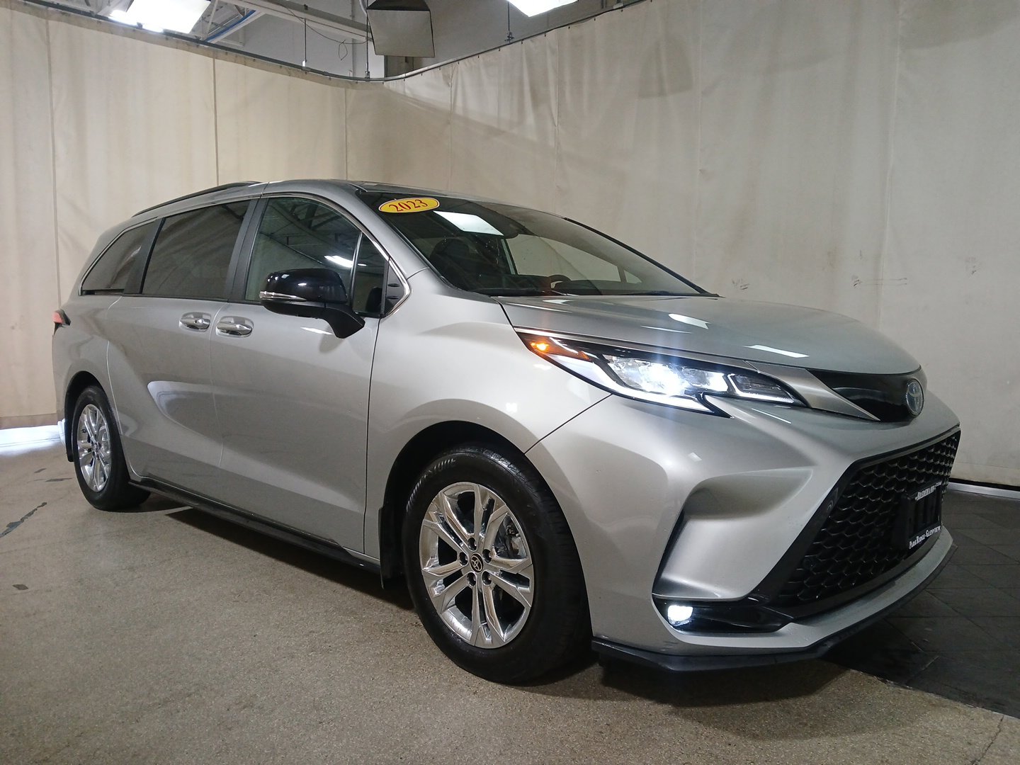 2023 Toyota Sienna XSE XLE photo 2