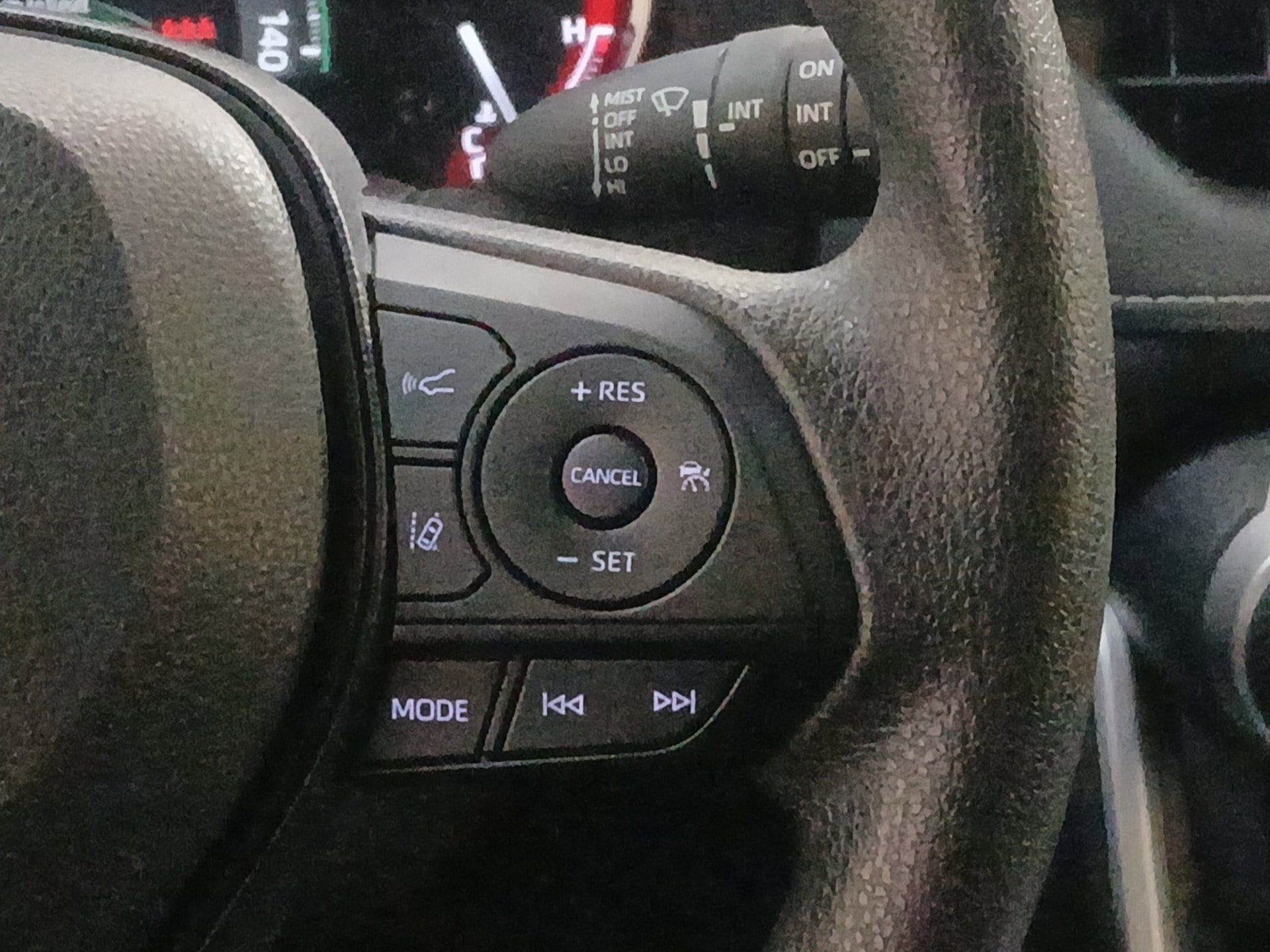 2025 Toyota RAV4 XLE - Photo 10