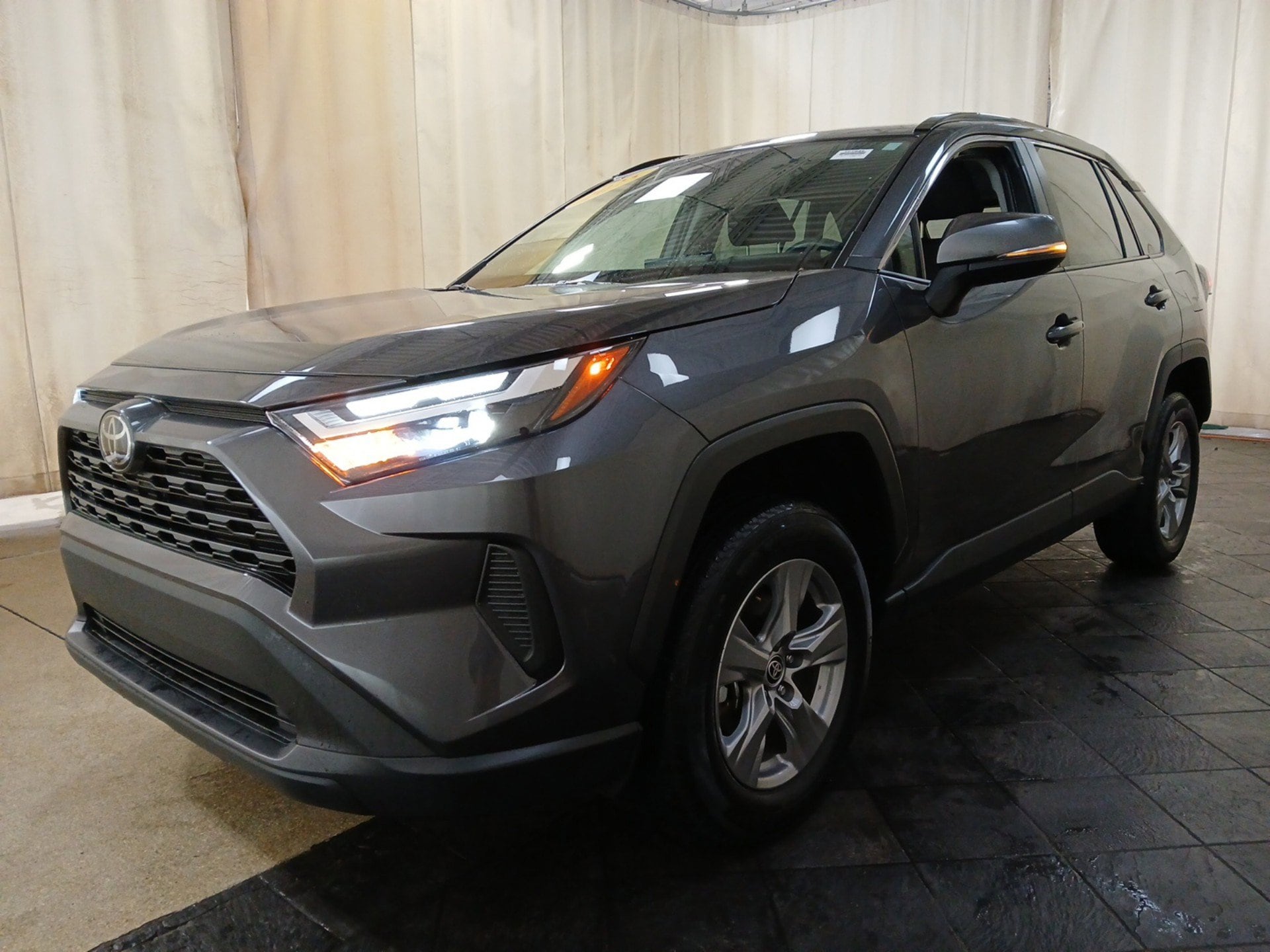 2025 Toyota RAV4 XLE - Photo 6