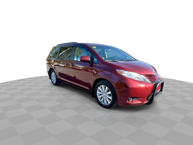 2017 Toyota Sienna LE photo 2