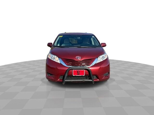 2017 Toyota Sienna LE photo 3