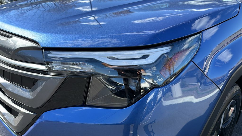 2025 Subaru Forester Premium photo 4