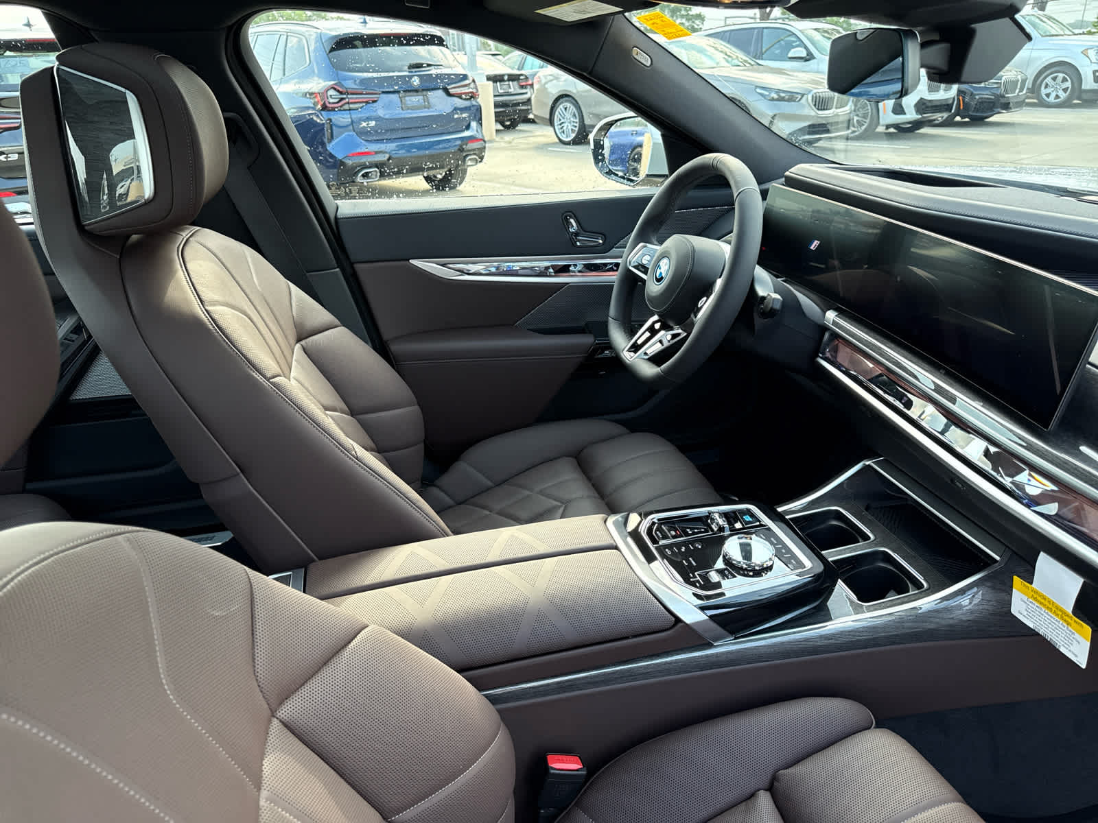 2025 BMW i7 50 - Photo 14