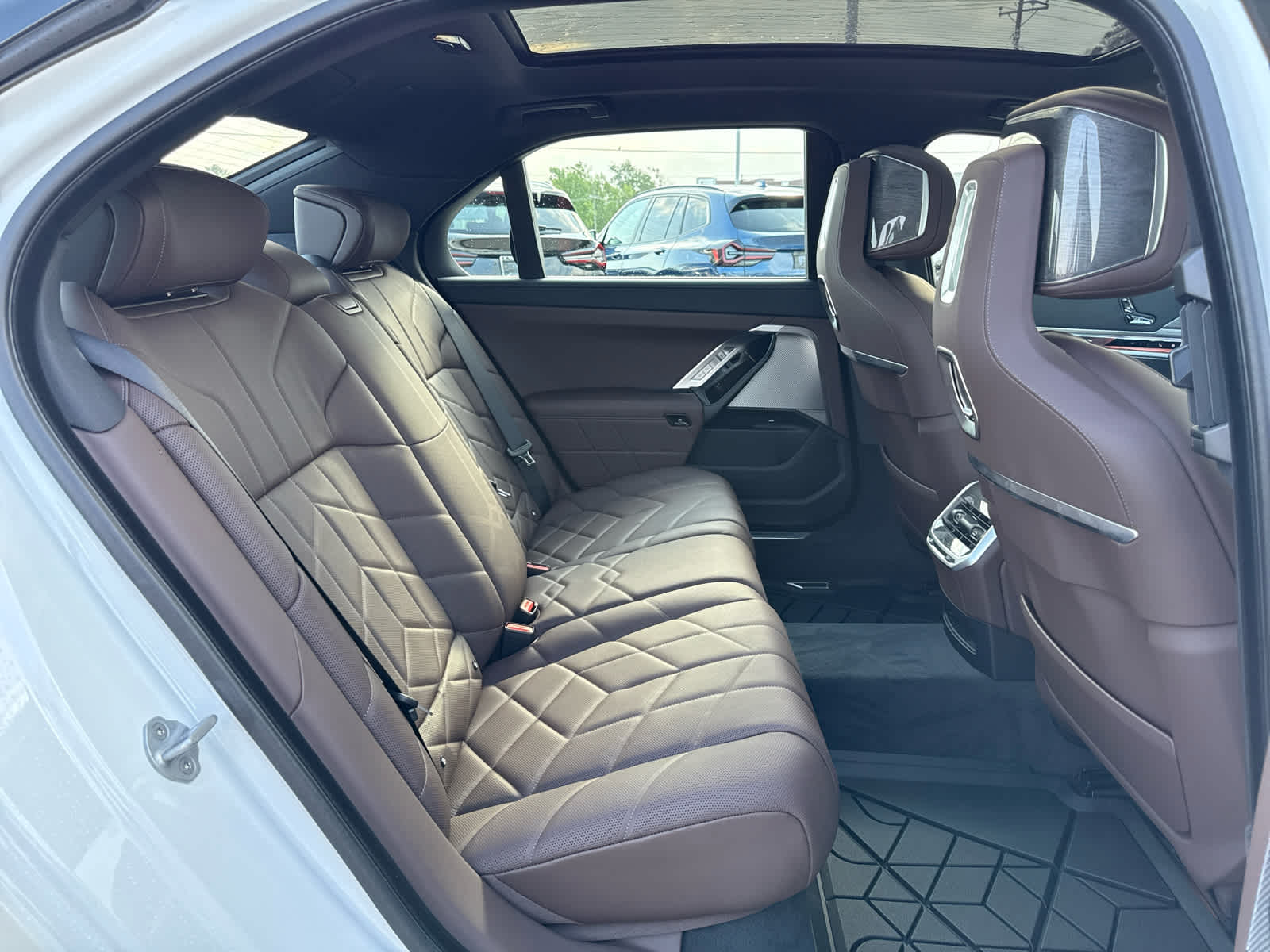 2025 BMW i7 50 - Photo 17